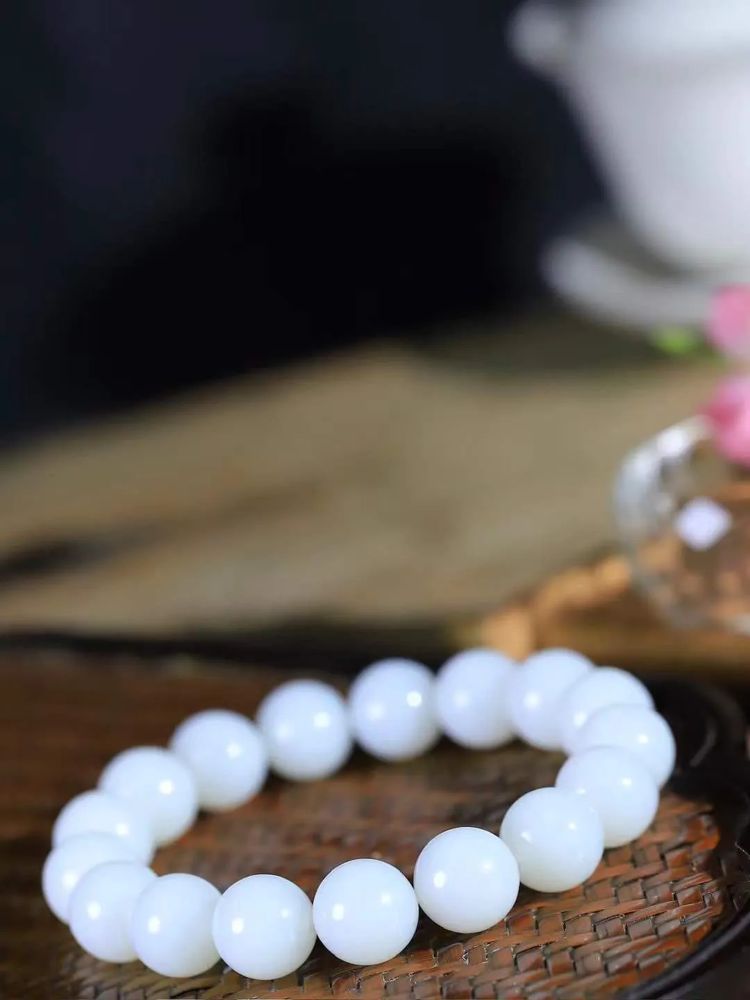 【珠圆玉润.手串】

精品️和田玉白玉珠圆玉润手串 玉质温润细腻  整串打磨圆润，佩戴舒适。珠珠落