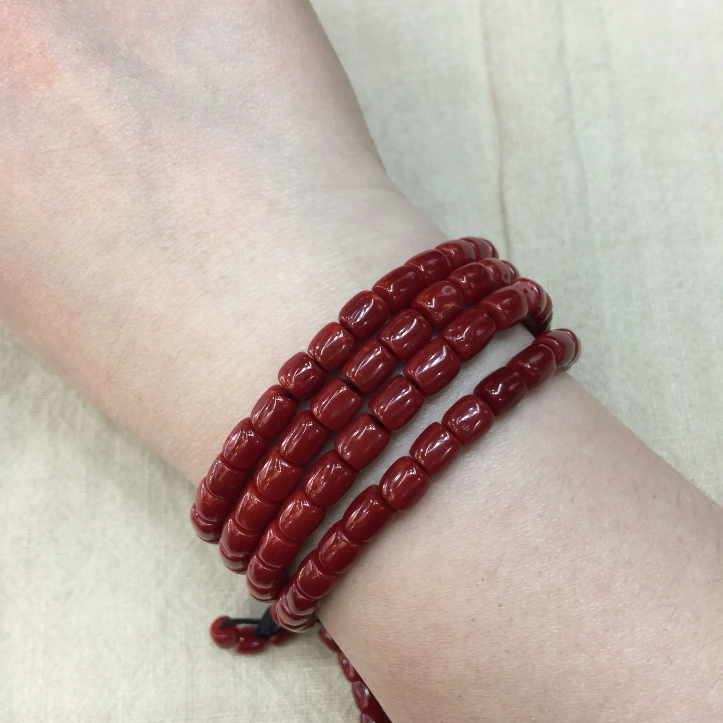 【赤血牛血6mm桶珠红珊瑚108佛珠串】传承精品！科西卡材料，西班牙产地。赤血牛血红颜色，黑红黑红的,整条无纹裂有虫眼。珠子直径6-5.3mm左右！108粒加佛头弟子珠共120粒，可作念佛珠串，每料珠子均为天然珊瑚，珊瑚自古就为佛教珍宝，大师，高僧的喜爱之物！可加持，可守护！深海千年有机宝石，重量为39.36克！