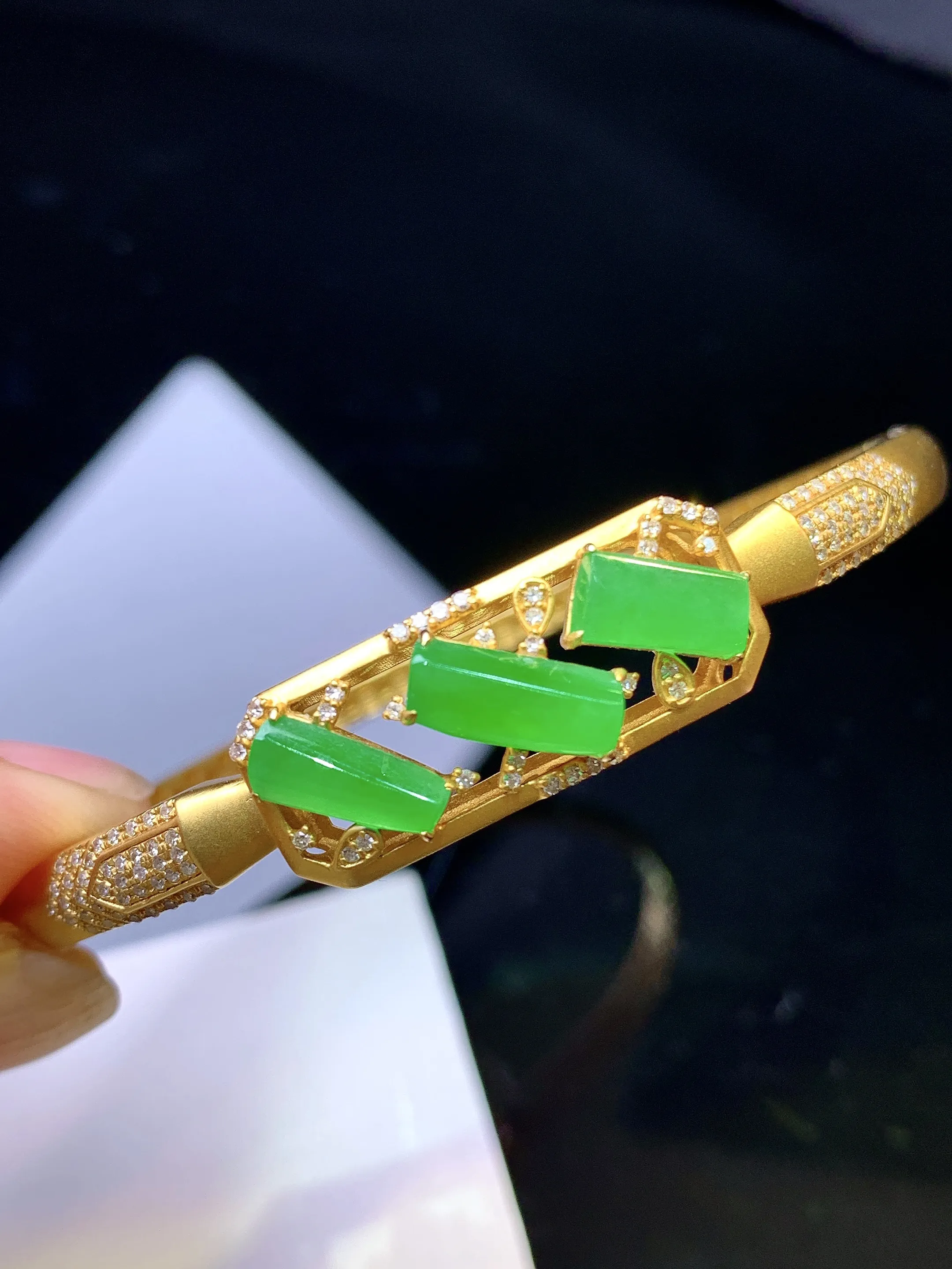 18k金钻镶嵌满绿玉柱手镯 玉质细腻 色泽清新艳丽 圈口58.5 裸石尺寸9.6*4*3