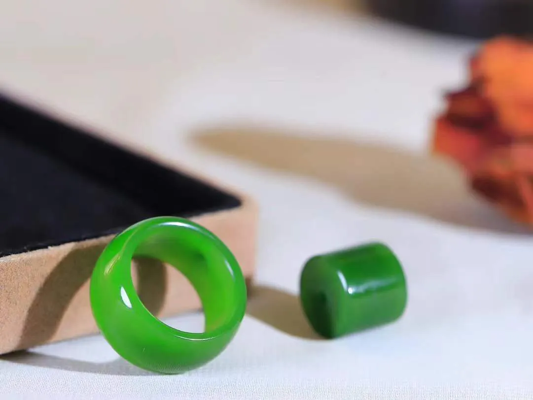 【戒指.吊坠】

精品和田玉碧玉戒指套装，玉质温润细腻，油润十足，手感上佳。️款式简单大方，做工细致，佩戴效果佳。
戒指内径17mm尺寸11.3-3.5mm吊坠尺寸11.8-13.6mm总重11.1克fDA-771142569