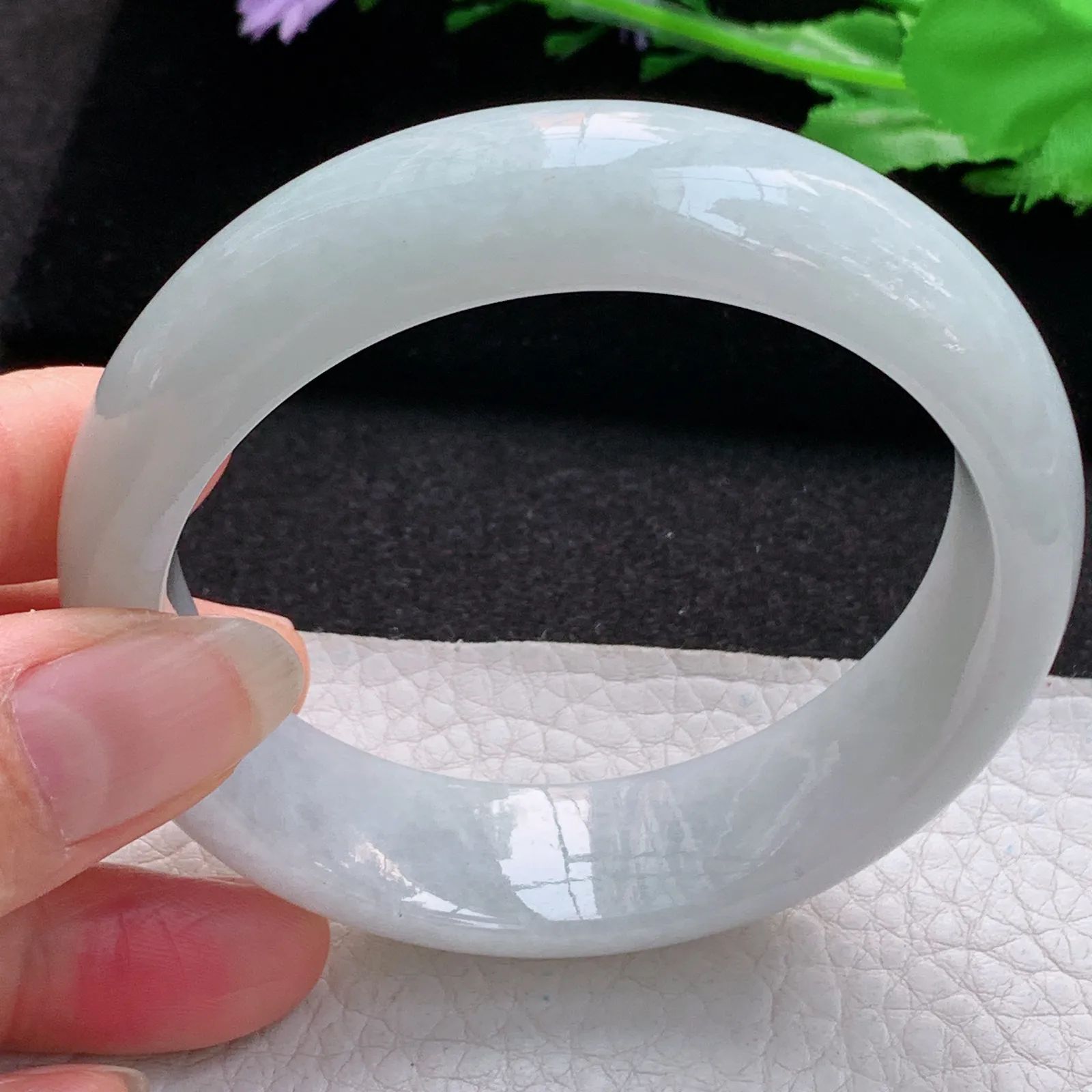 js实拍58*17*8.3轮胎镯 缅甸翡翠a货玉手镯胶感浅绿大气宽边玉手环