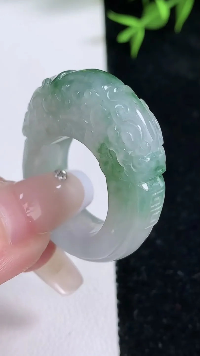 翡翠a货飘花龙头指环扳指，尺寸19.2-9.5-11.4，重量:16.92g