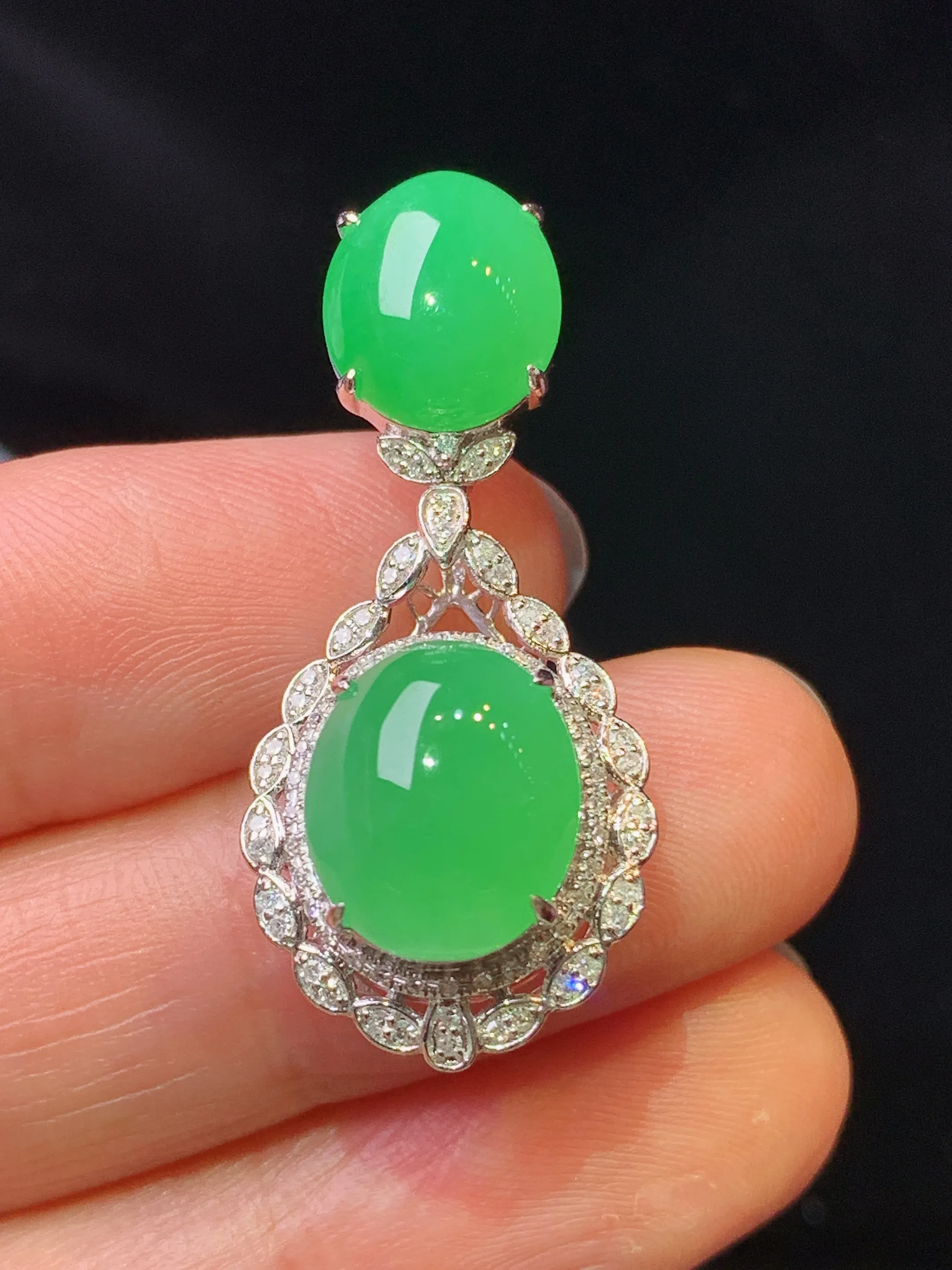 18k金钻镶嵌满绿蛋面吊坠 玉质细腻 色泽清新艳丽 整体尺寸33.8*15.2*11.3