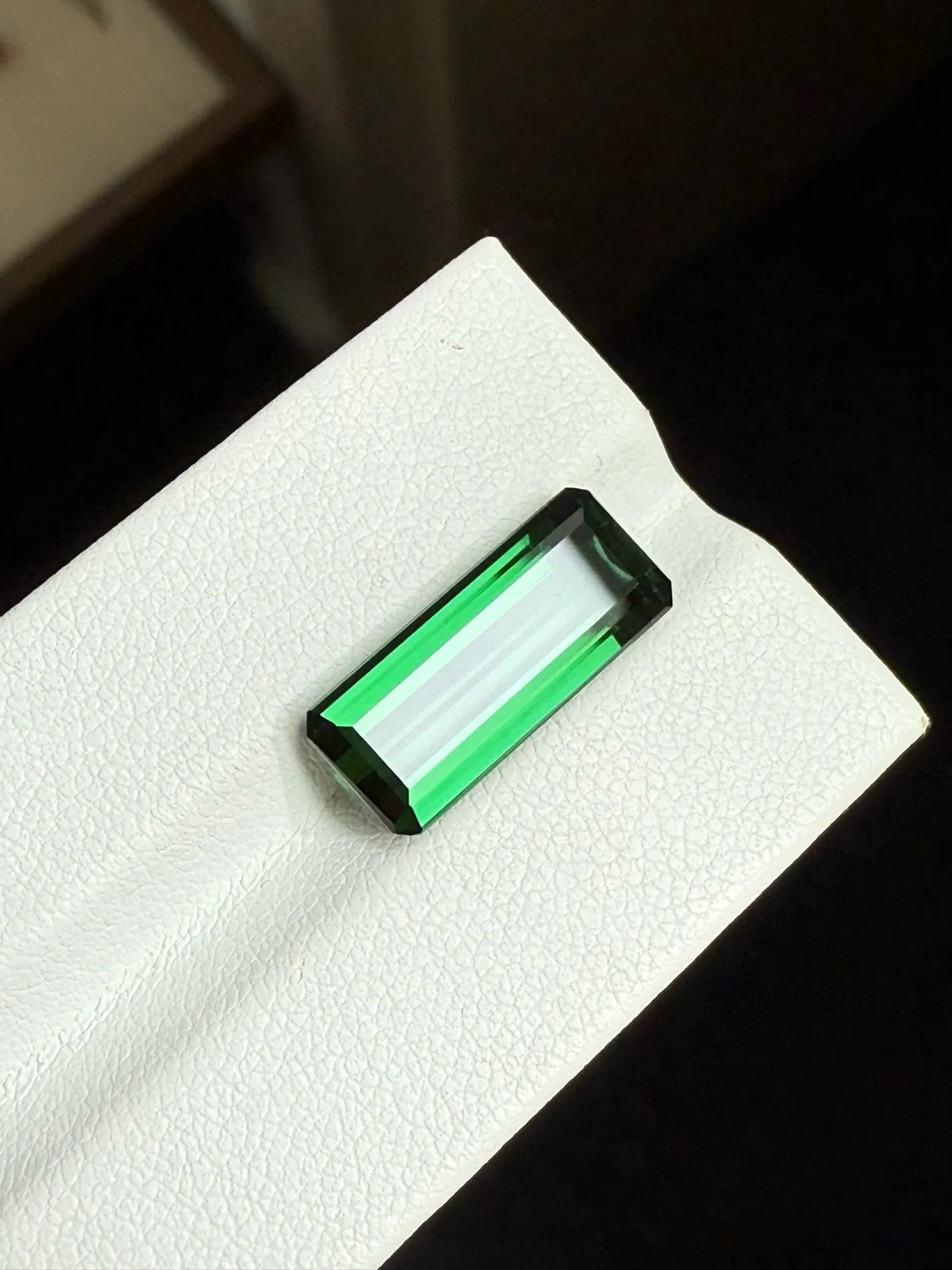 7.84ct天然绿碧玺裸石，尺寸16.8*7.1*6.1 毫米，晶体通透，颜色美艳