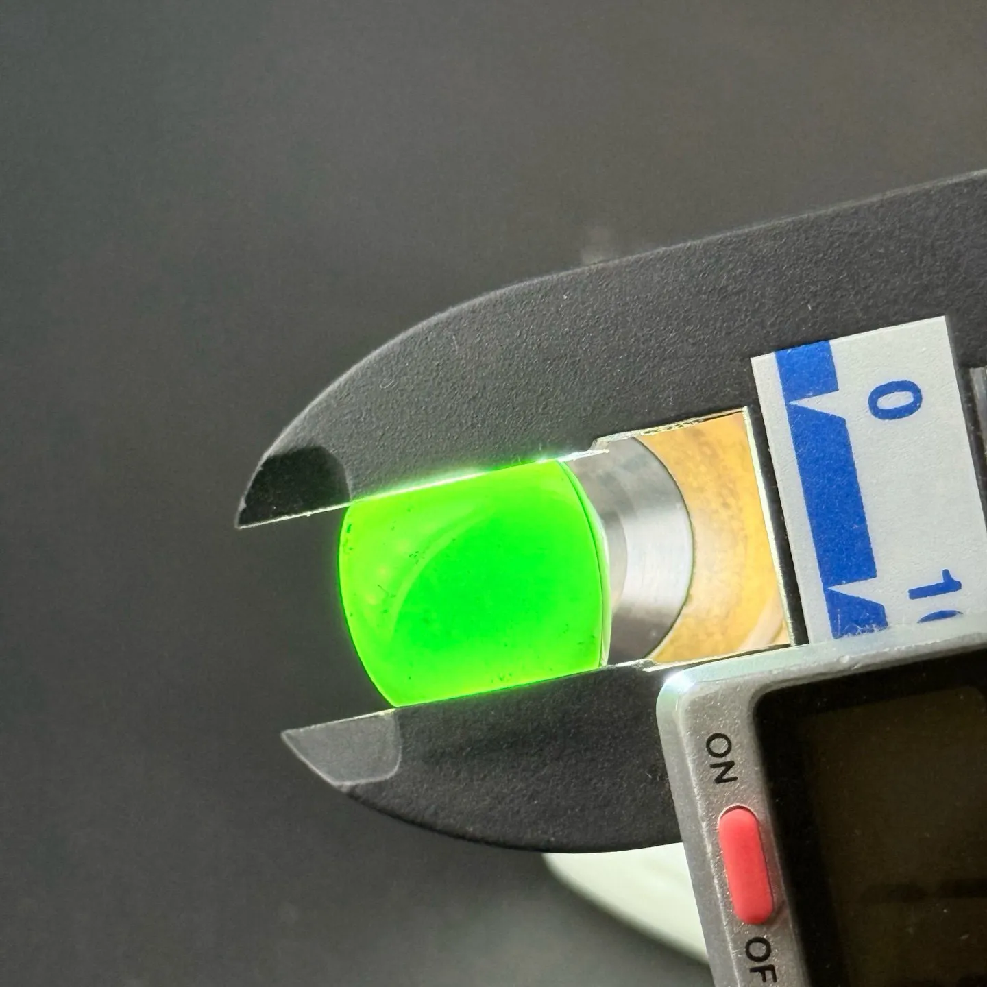 精品墨翠马鞍裸石 种好色正 黑度好 打灯通透 油性十足 尺寸14.8