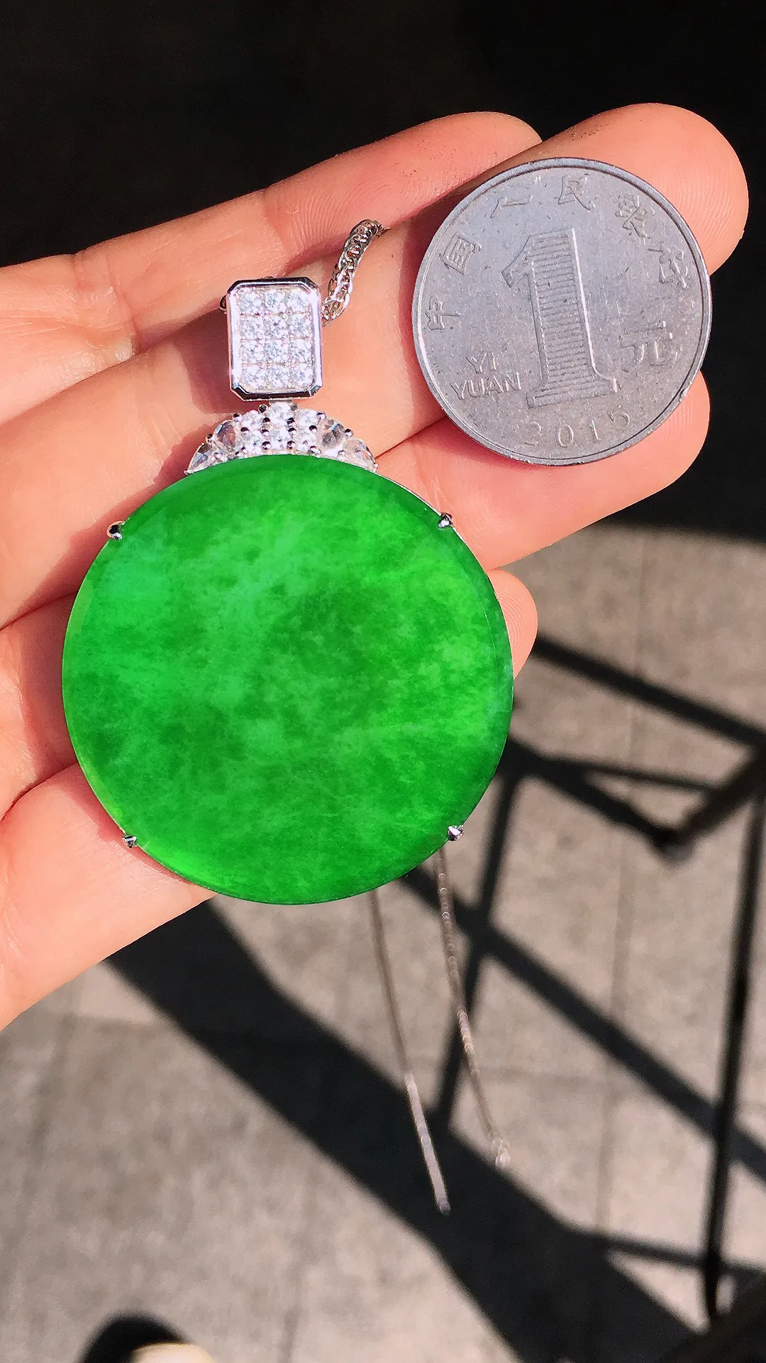 阳绿平安扣吊坠，色泽均匀艳丽，玉质细腻，荧光感超
强，饱满圆润，尽显优雅气质，18k
金豪华镶嵌