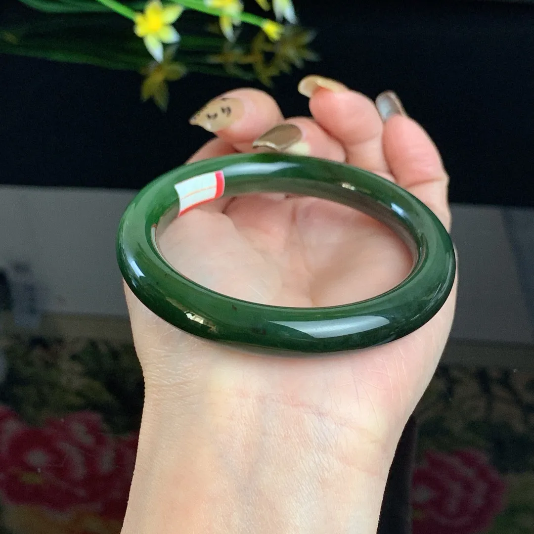 和田玉58圈口菠菜绿碧玉手镯，玉质细腻油润 底色纯净 无纹裂 脂粉好，品质高