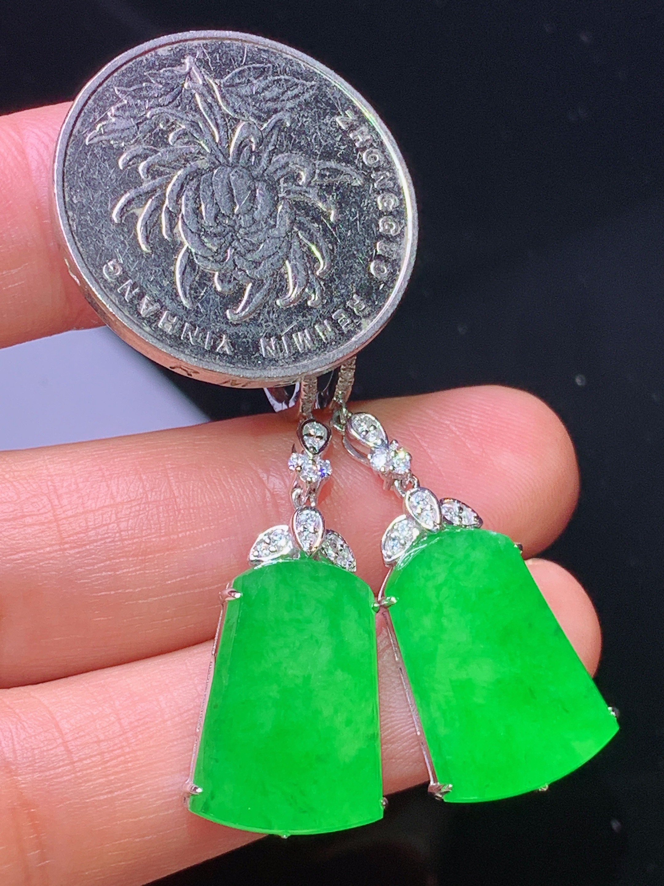 18k金钻镶嵌满绿无事牌耳坠 玉质细腻 色泽清新艳丽 整体尺寸41*12.5*4.3