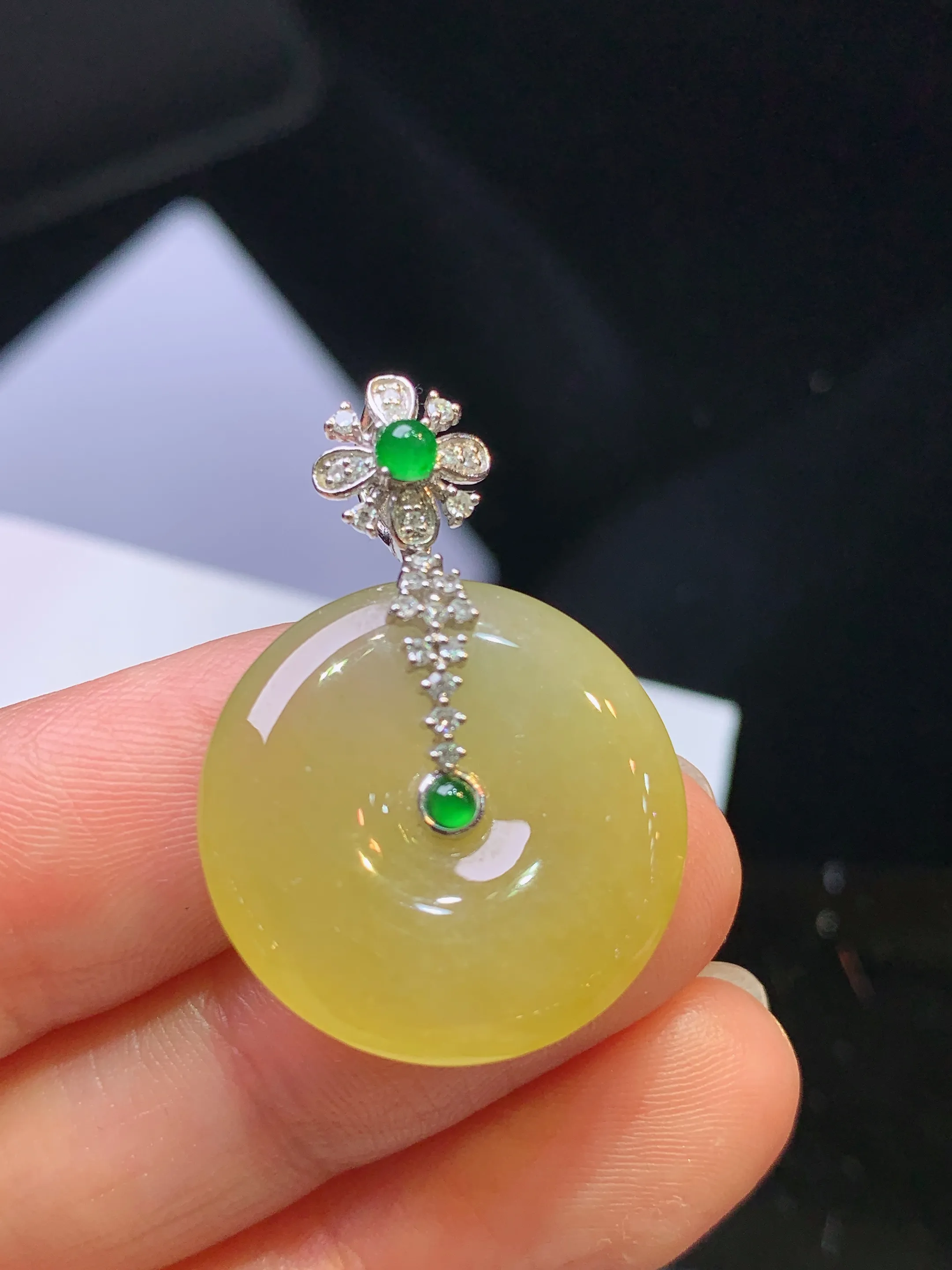 18k金钻镶嵌黄翡平安扣吊坠 玉质细腻 色泽清新艳丽 整体尺寸30.8*21.3*4.6