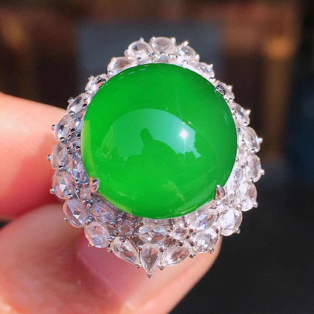 阳绿蛋面戒指/吊坠两用款，色泽均匀艳丽，玉质细腻，荧光感超
强，饱满圆润，尽显优雅气质，18k
金豪华镶嵌