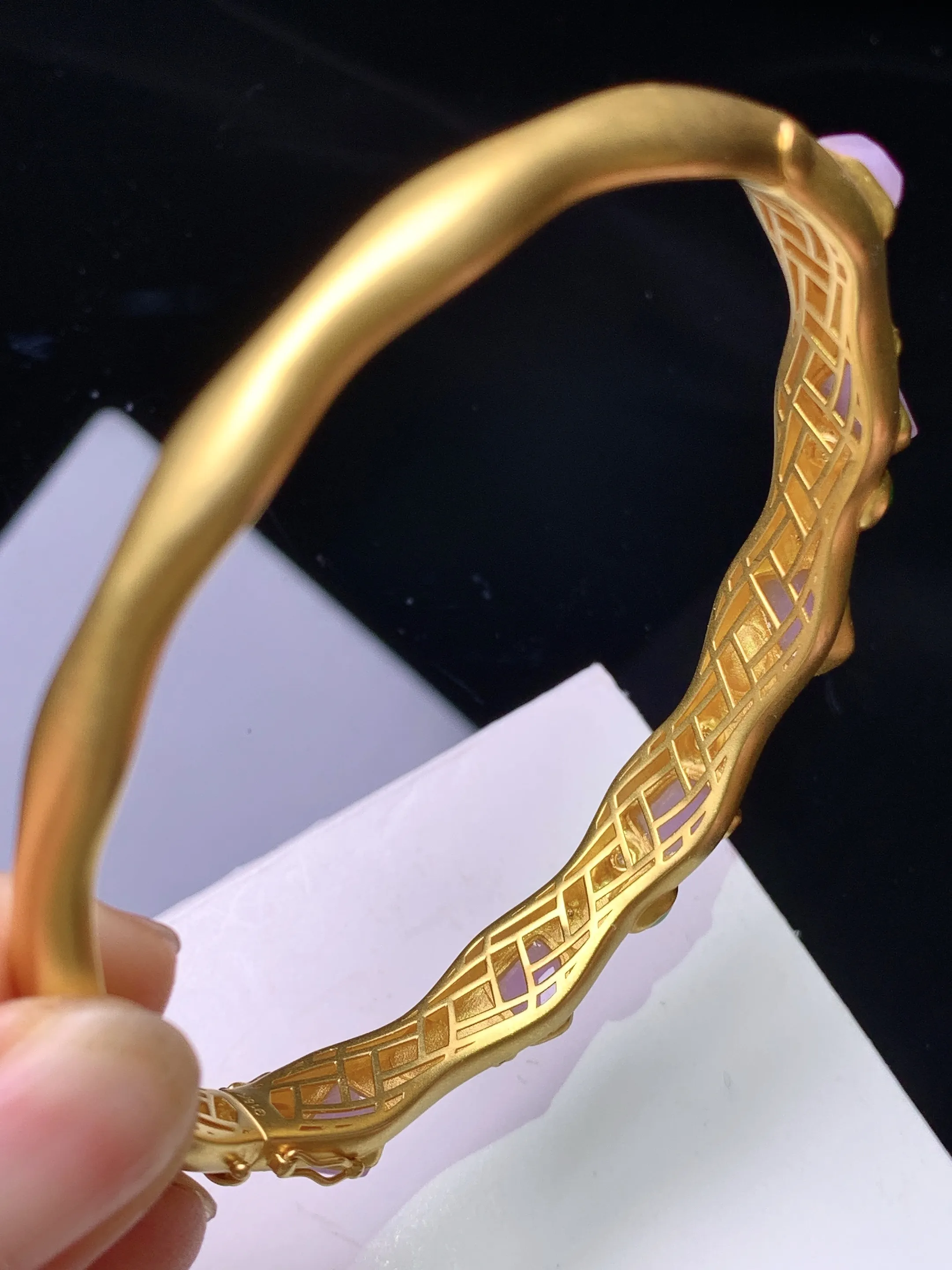 18k金钻镶嵌吊坠 玉质细腻 色泽清新艳丽 圈口62 整体尺寸8.2*5.6*3