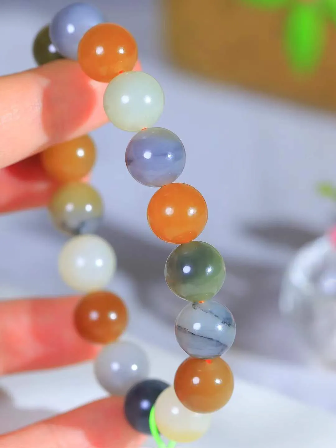 【珠圆玉润.手串】

精品️和田玉多宝珠圆玉润手串 玉质温润细腻  整串打磨圆润，佩戴舒适。珠珠落玉盘，间关莺语花底滑，一生美好时光，无论身在何处，都有它相伴相守。事事顺遂，幸福美满，吉祥如意。重44.3克 尺寸取一12mm FDT-16172913