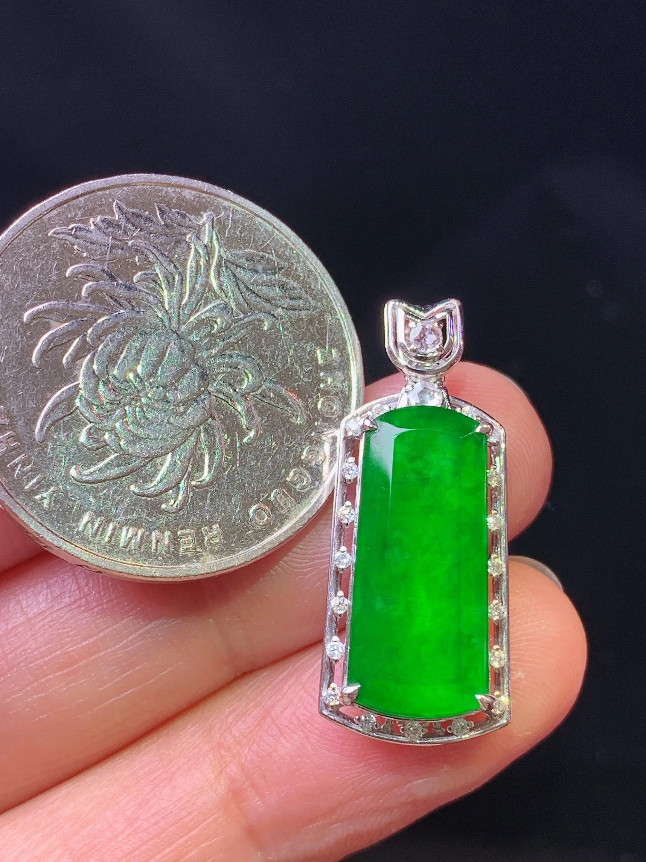 18k金钻镶嵌满绿无事牌吊坠 玉质细腻 色泽清新艳丽 整体尺寸26.5*11.2*5.8