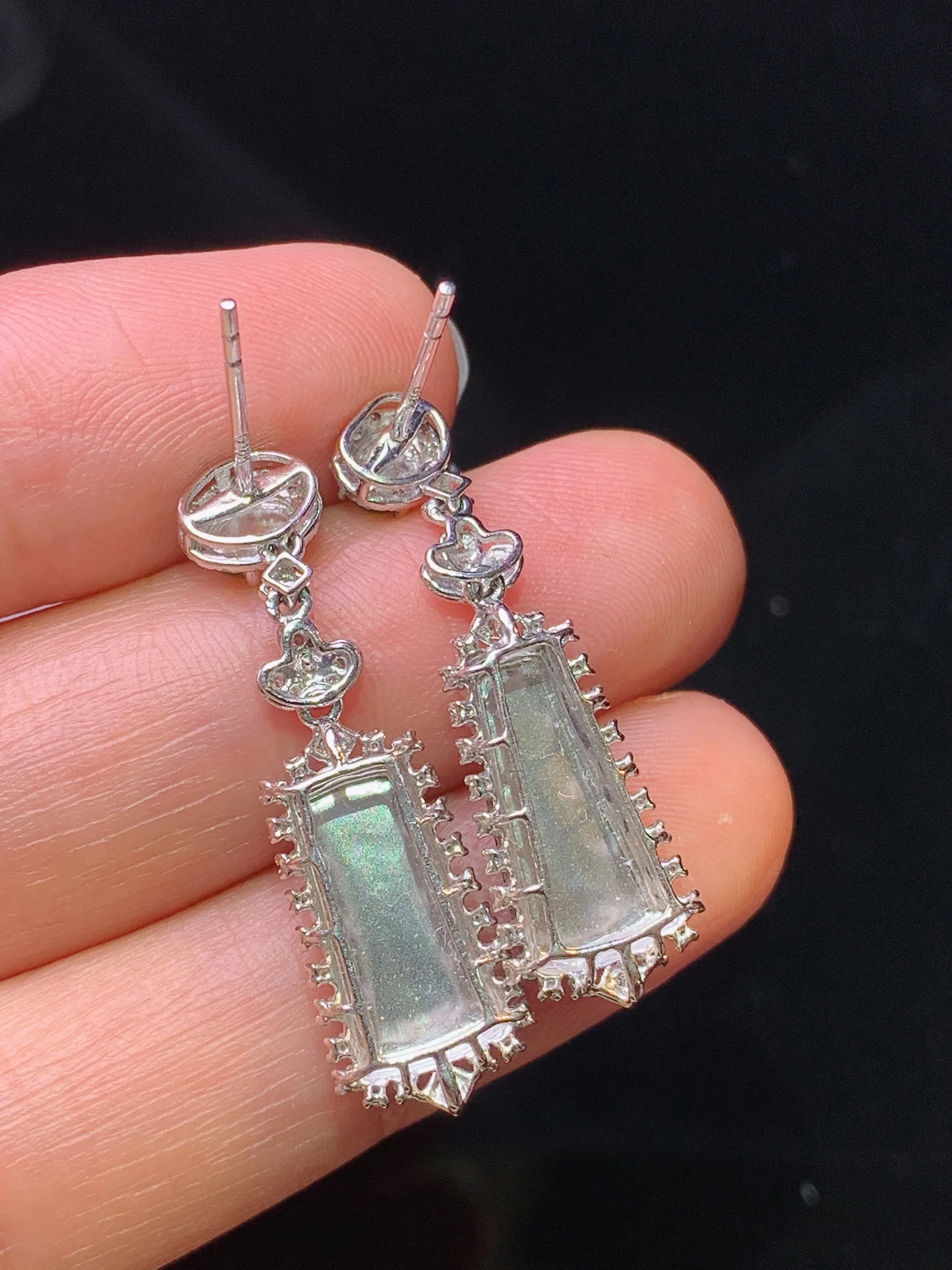 18k金钻镶嵌满绿无事牌耳坠 玉质细腻 色泽清新艳丽 整体尺寸31.5*9.8*5.3