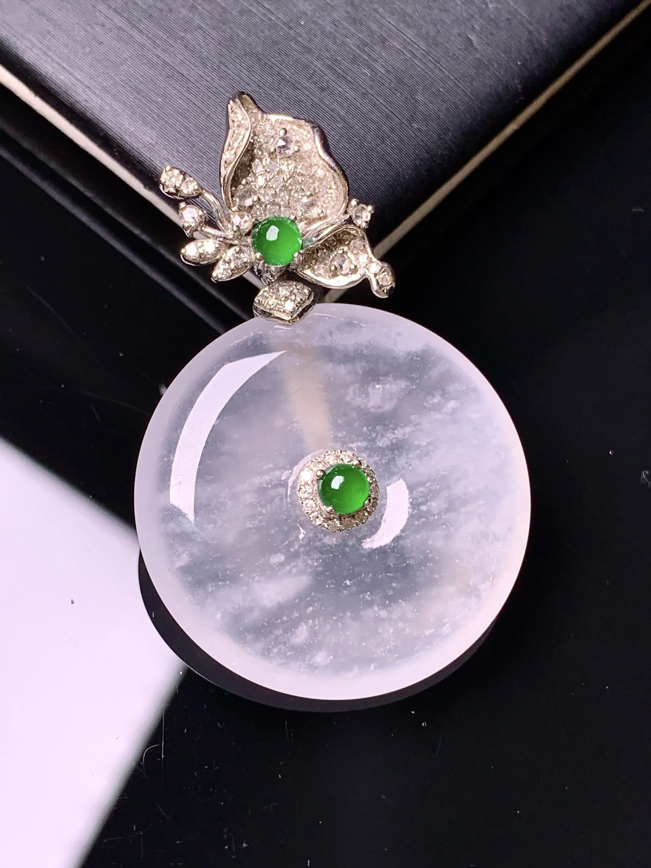 18k金钻镶嵌冰种平安扣吊坠 玉质细腻 色泽清新艳丽 整体尺寸38.2*24.7*4.8