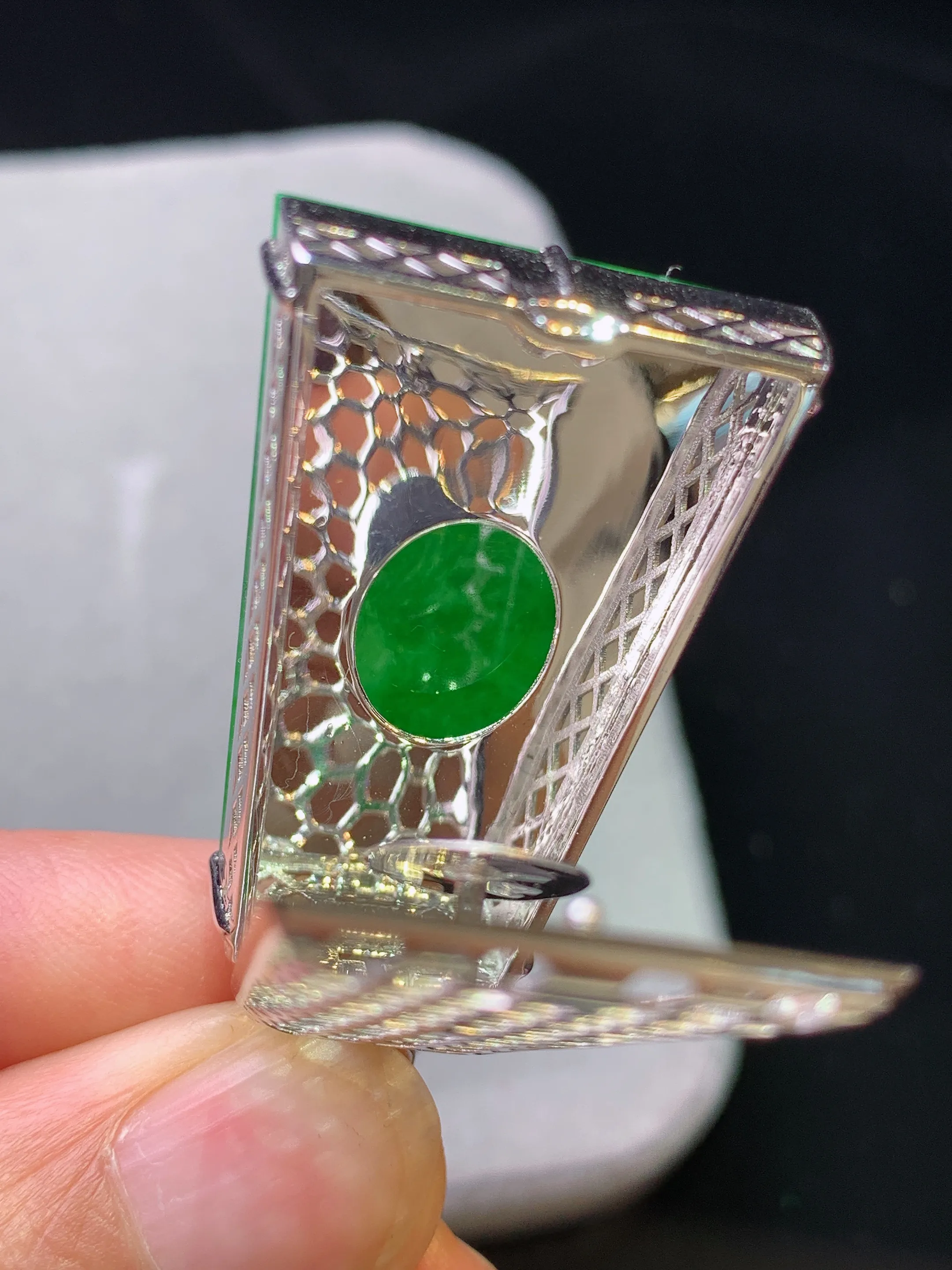 18k金钻镶嵌翠绿无事牌吊坠 玉质细腻 色泽清新艳丽 整体尺寸43.2*22.2*8.7