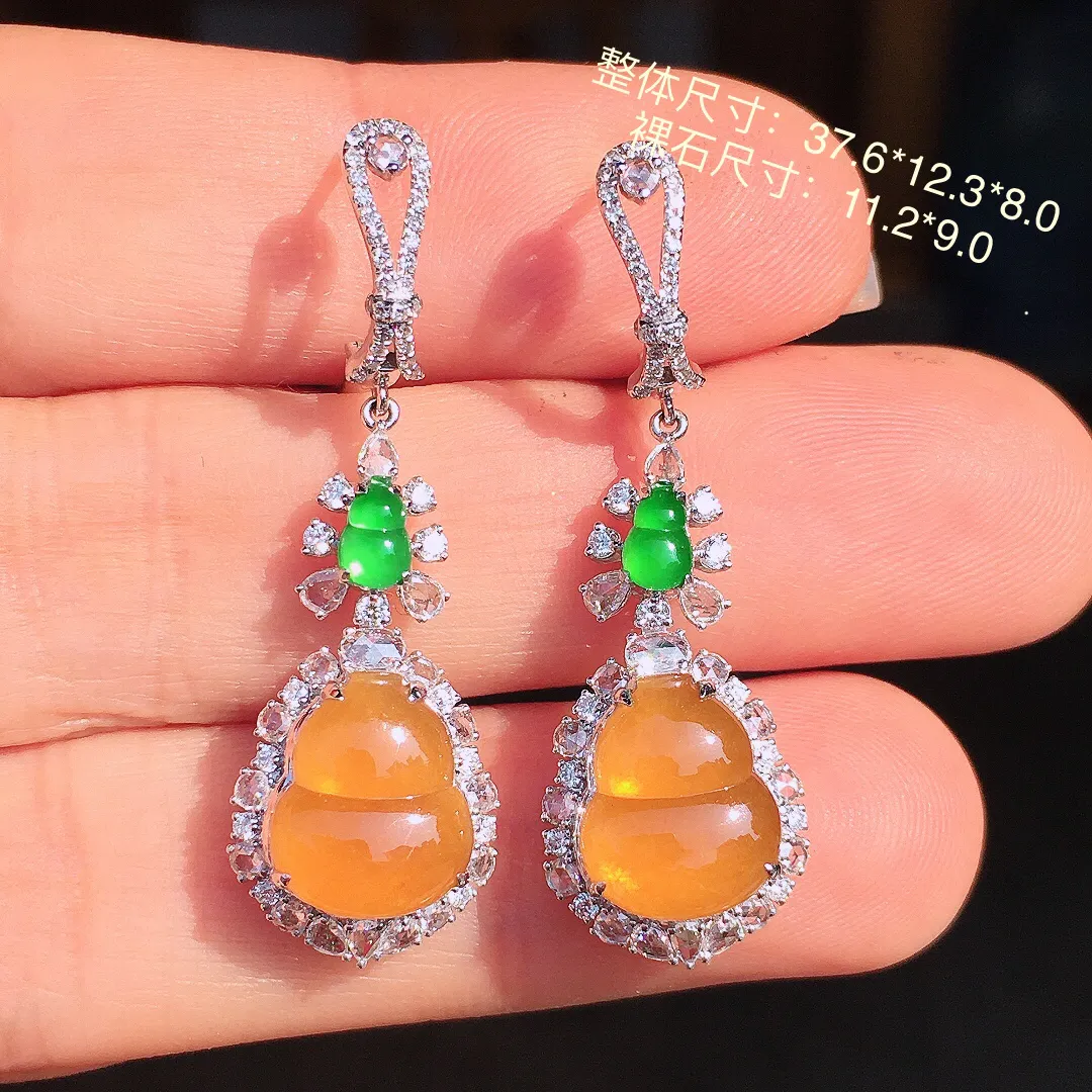 黄翡葫芦耳坠，色泽均匀艳丽，玉质细腻，荧光感超
强，饱满圆润，尽显优雅气质，18k
金豪华镶嵌