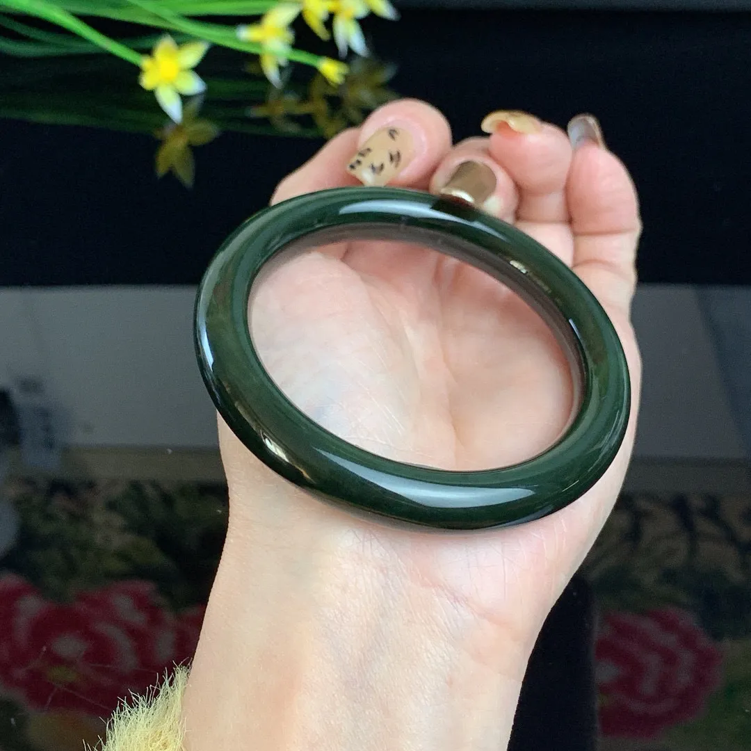 和田玉56.5圈口菠菜绿肥圆条碧玉手镯！玉质细腻油润 底色纯净 无裂无棉 脂粉好，品质高