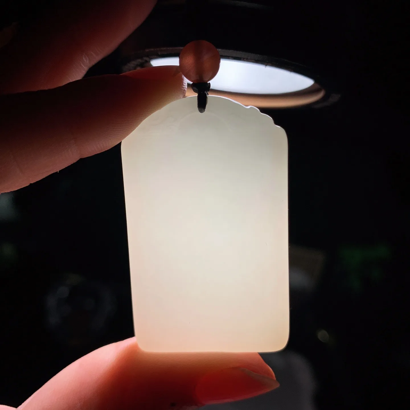 和田玉白玉平安无事牌挂件 尺寸46/28/9重32克 玉质细腻油润。手推出油。佩高端典雅。lt060129