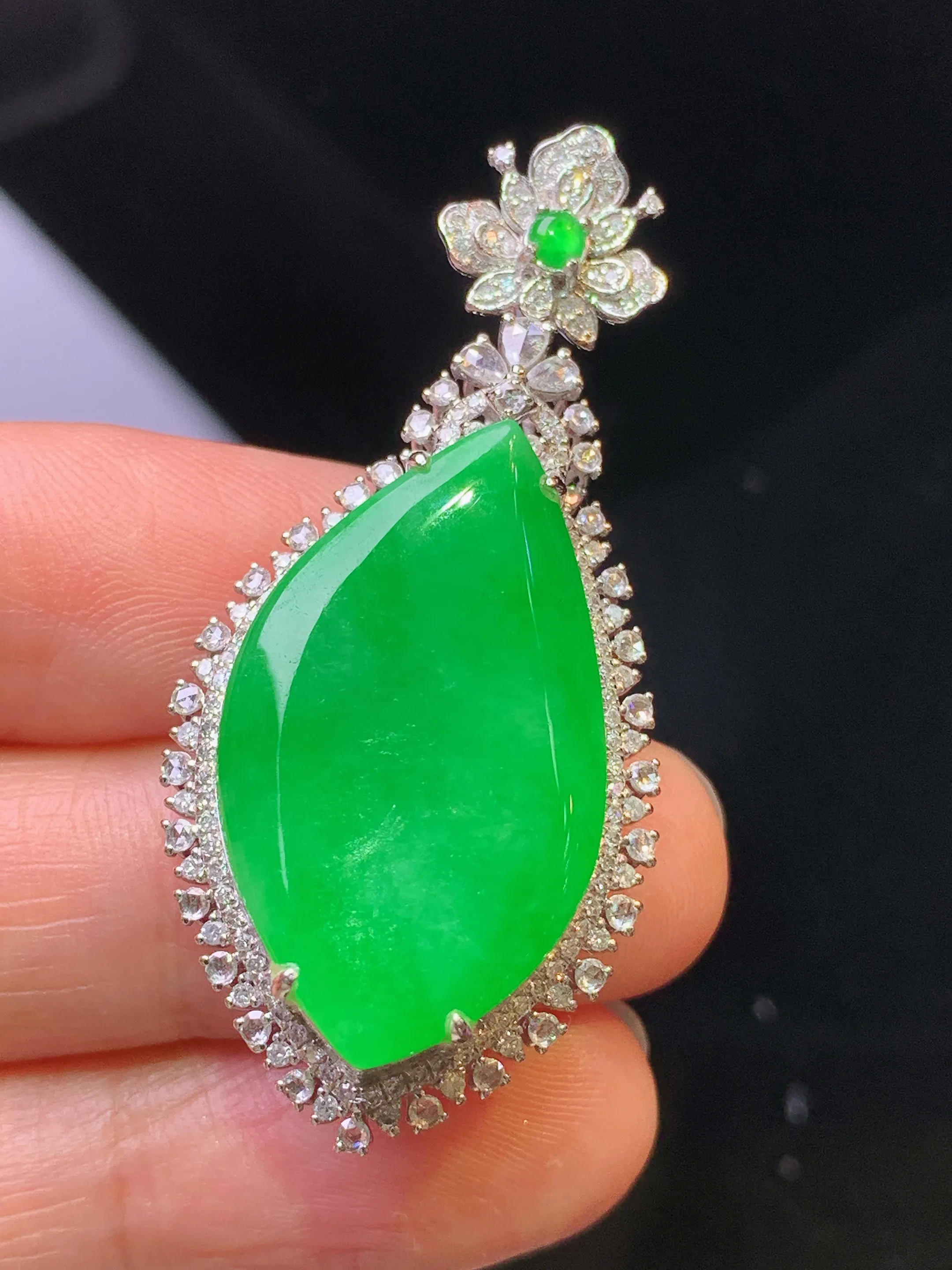 18k金钻镶嵌满绿随形吊坠 玉质细腻 色泽清新艳丽 整体尺寸46.2*21.2*9