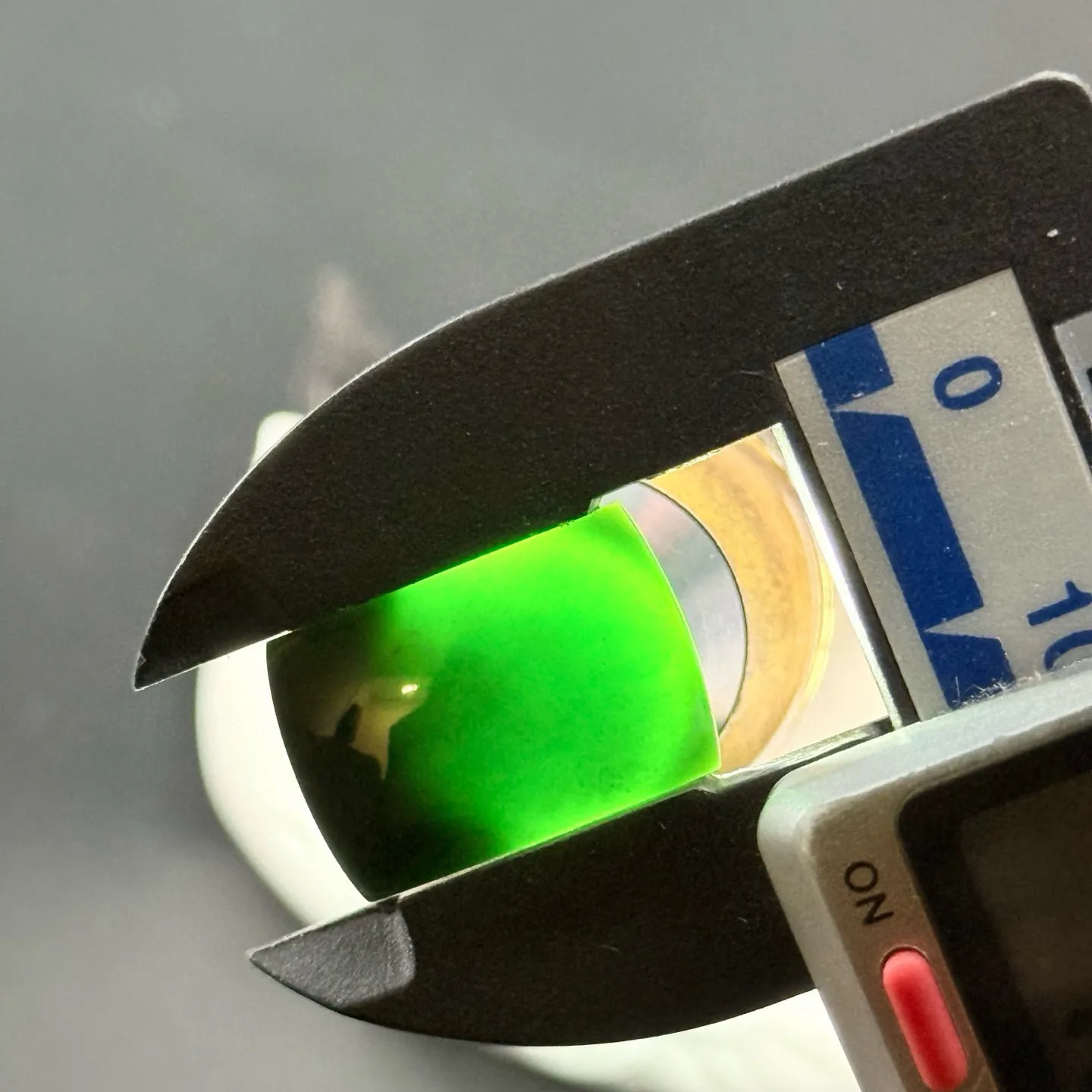 精品墨翠马鞍裸石 种好色正 黑度好 打灯通透 油性十足 尺寸18