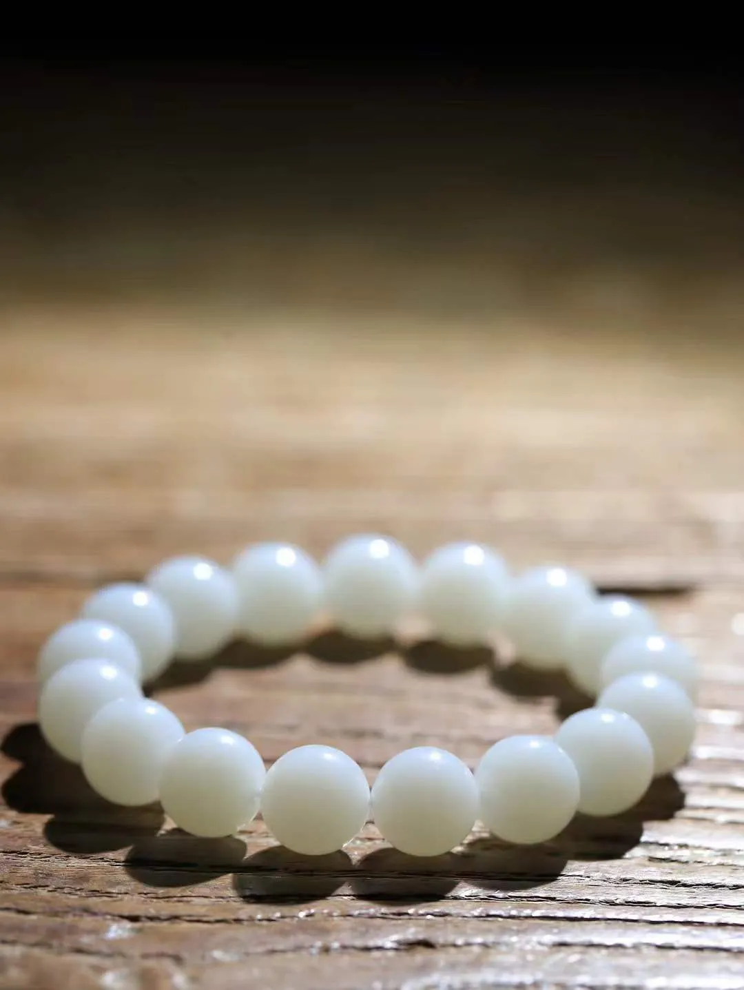 【珠圆玉润.手串】

精品️和田玉白玉珠圆玉润手串 玉质温润细腻  整串打磨圆润，佩戴舒适。珠珠落玉盘，间关莺语花底滑，一生美好时光，无论身在何处，都有它相伴相守。事事顺遂，幸福美满，吉祥如意。重43.5克 尺寸取一11.9mm FDT-16172913