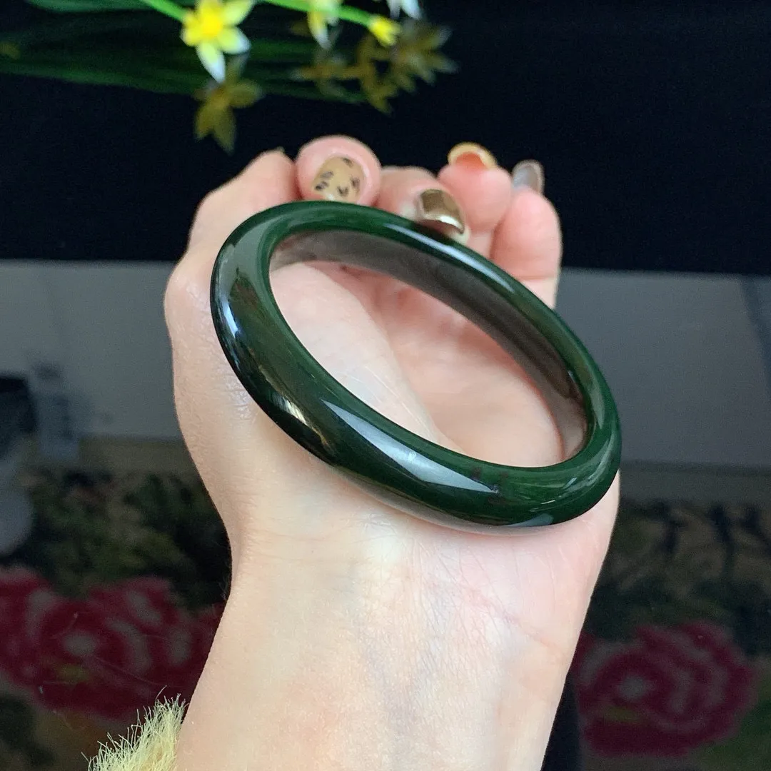 和田玉55.5圈口菠菜绿碧玉手镯！玉质细腻油润 底色纯净 无裂无棉 脂粉好，品质高