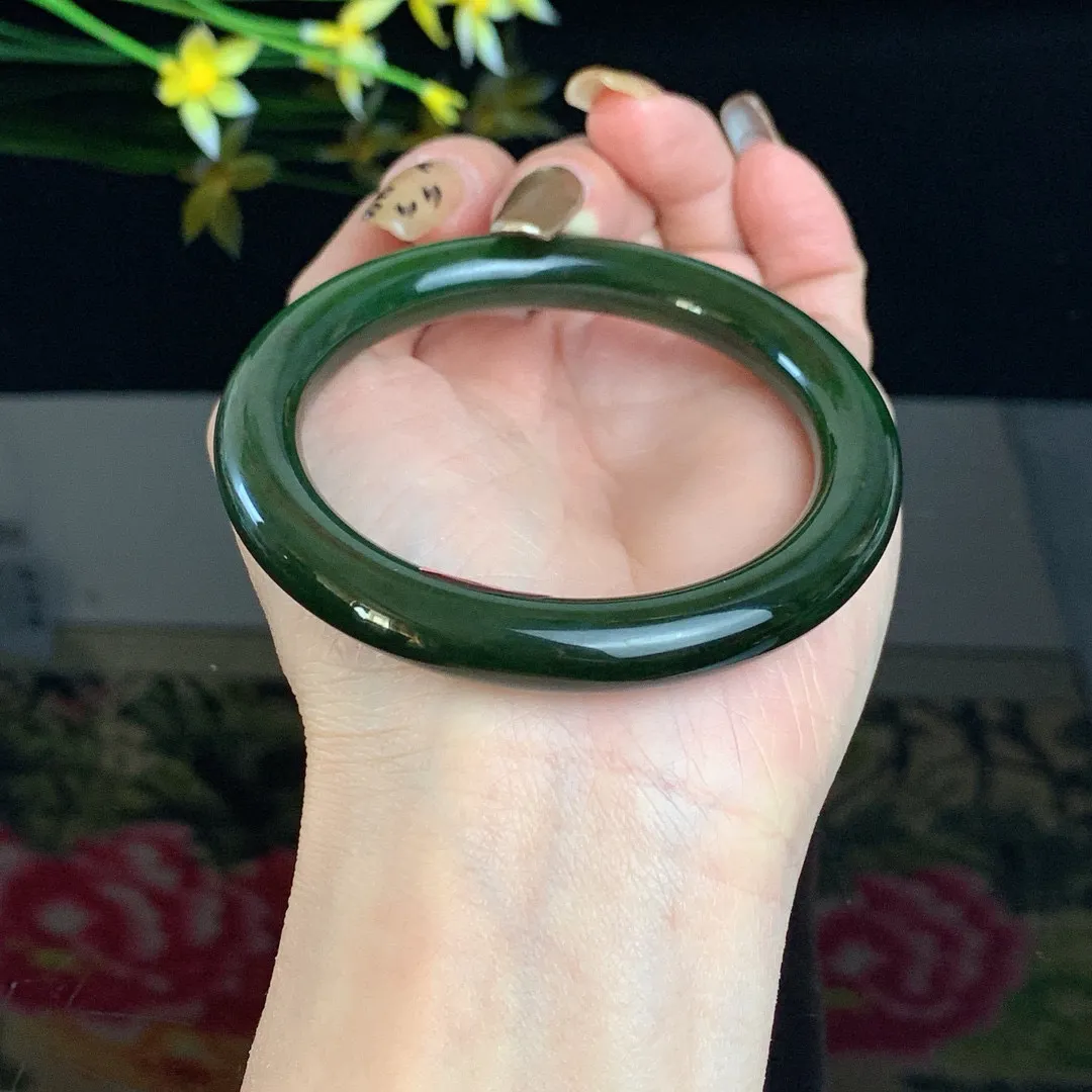 和田玉57圈口菠菜绿圆条碧玉手镯！玉质细腻油润 底色纯净 无纹裂 脂粉好，品质高