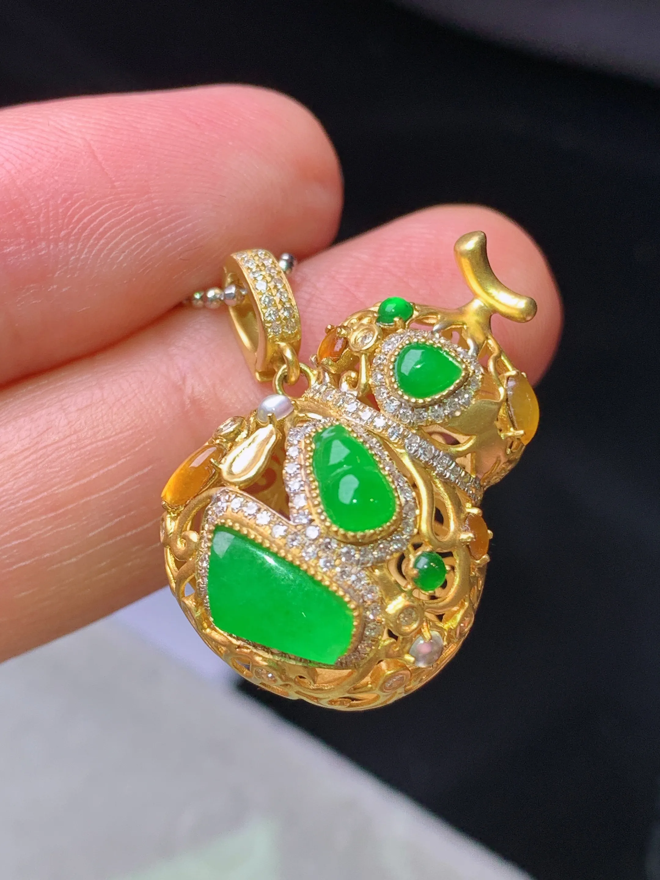 18k金钻镶嵌满绿随形葫芦吊坠 玉质细腻 色泽清新艳丽 整体尺寸26.6*27.3*15.8