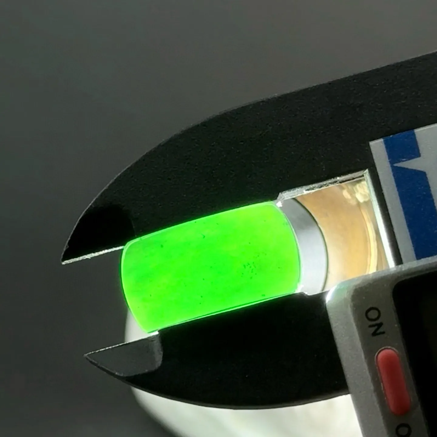 精品墨翠马鞍裸石戒面 种好色正 黑度极好 打灯通透 油性十足 尺寸16.9