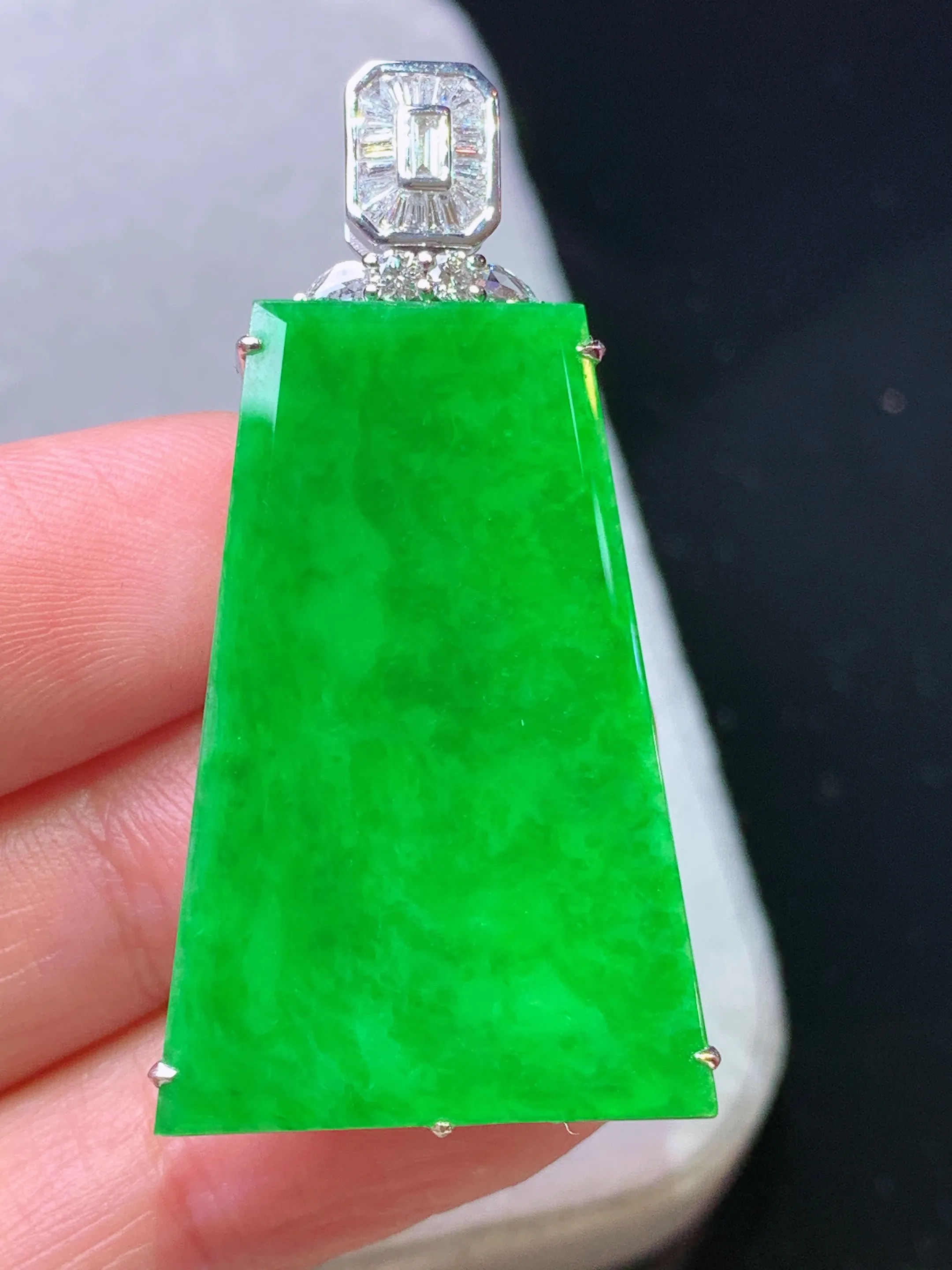 18k金钻镶嵌翠绿无事牌吊坠 玉质细腻 色泽清新艳丽 整体尺寸43.2*22.2*8.7