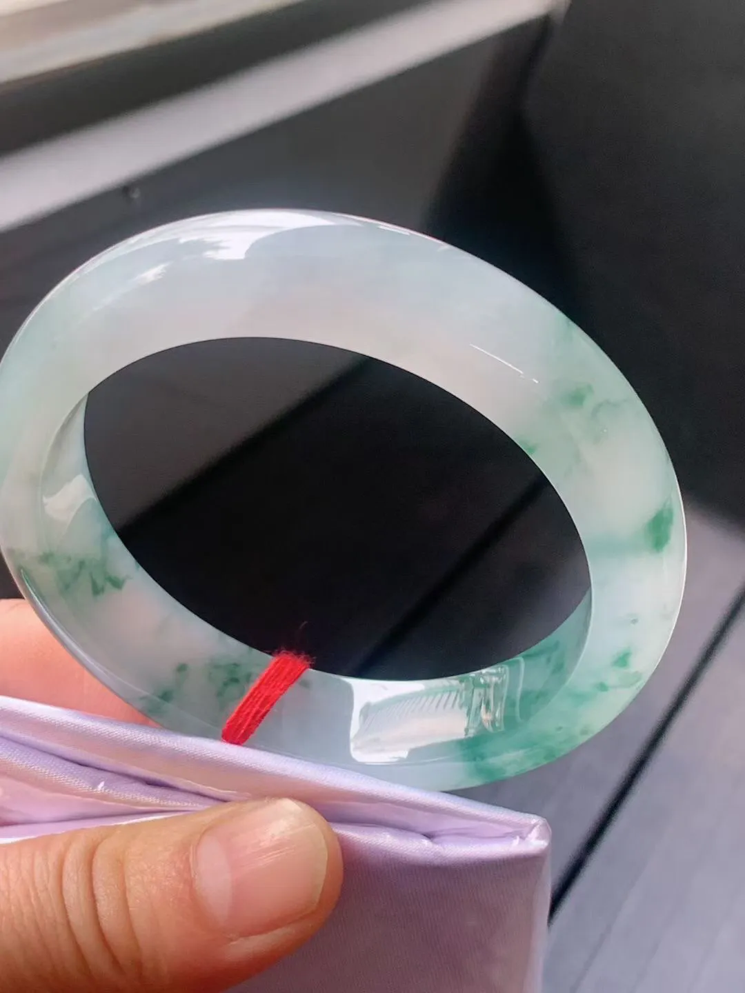 【翡翠名称】老种高冰飘花57正圈口手镯
【翡翠尺寸】57/13.3/8.9mm适合56-58正圈口佩戴
【翡翠描述】宝贝种老水足，玉质细腻，色泽靓丽，性价比高，佩戴效果好！
【其它赠送】权威证书/精美挂绳盒子/支持全国复检