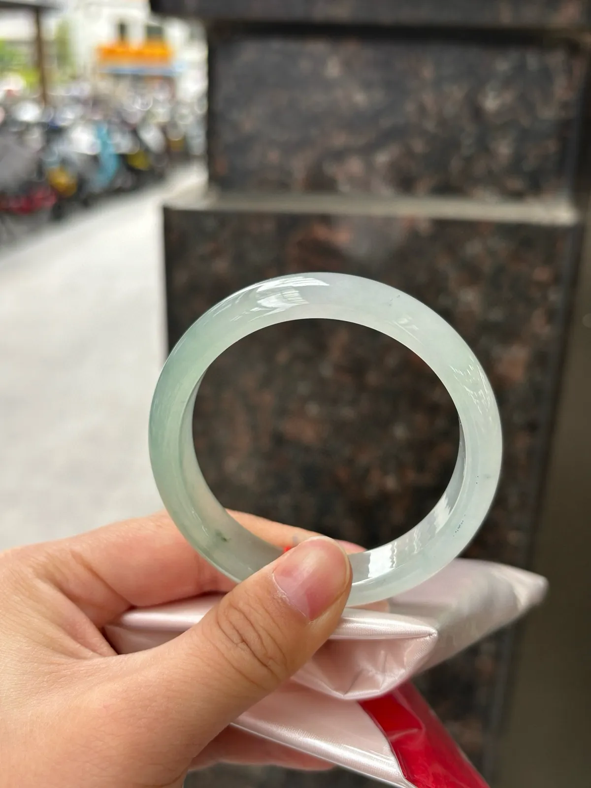 冰晴飘花正圈
完美，整体呈现出清润的晴底色泽，冰润莹泽的质地透着十足水头，上手水润通透又细腻起胶。种老肉细的特质让镯身质感尤为出众。