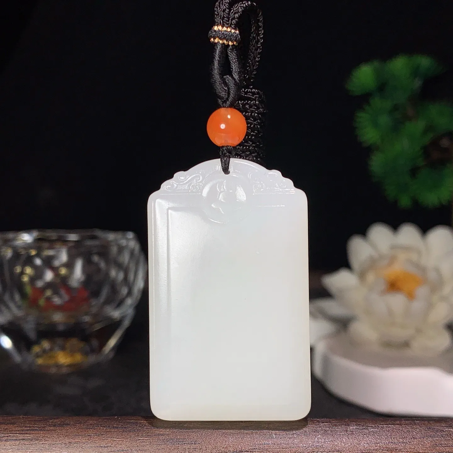 和田玉白玉平安无事牌挂件 尺寸46/28/9重32克 玉质细腻油润。手推出油。佩高端典雅。lt060