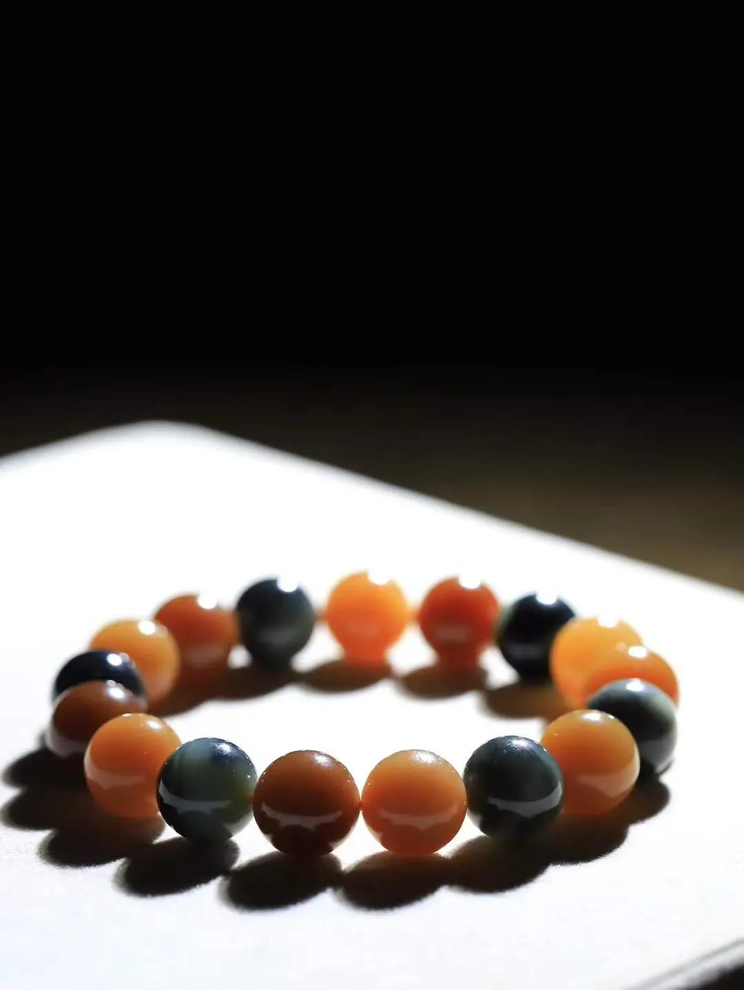 【珠圆玉润.手串】

精品️和田玉三色珠圆玉润手串 玉质温润细腻  整串打磨圆润，佩戴舒适。珠珠落玉盘，间关莺语花底滑，一生美好时光，无论身在何处，都有它相伴相守。事事顺遂，幸福美满，吉祥如意。重45.2克 尺寸取一12mm FDT-16172913