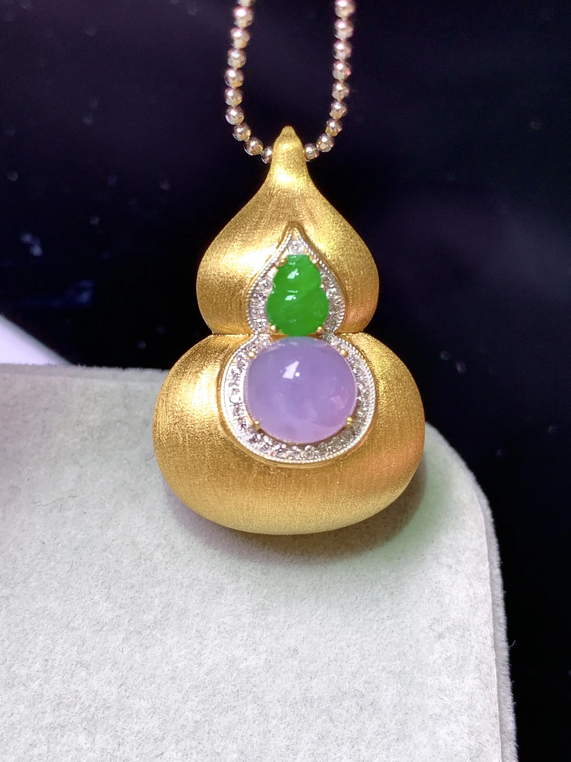 18k金钻镶嵌紫罗兰蛋面吊坠 玉质细腻 色泽清新艳丽 整体尺寸28*19*17