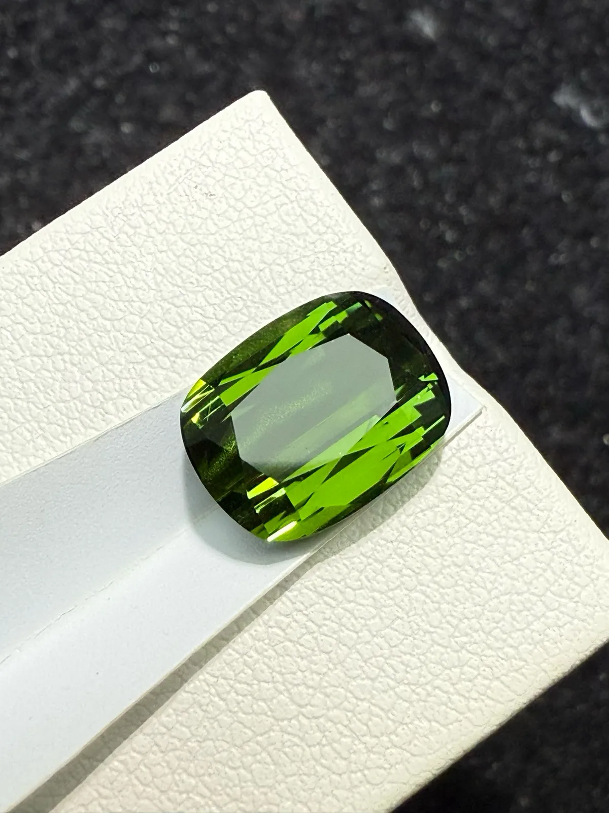 5.82ct天然绿碧玺裸石，尺寸11.5*9*6.3 毫米，晶体通透，颜色美艳