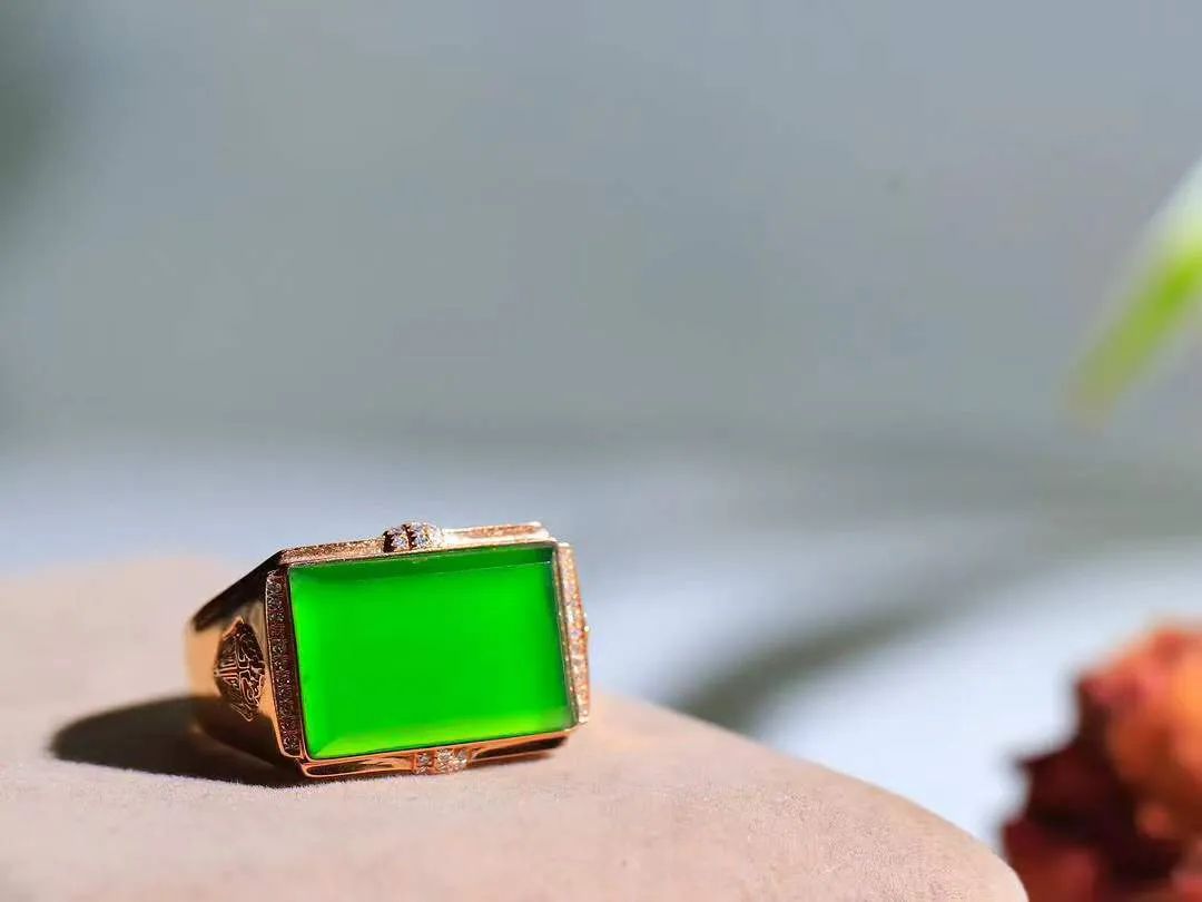 【金镶玉.戒指】

精品和田玉碧玉18k金镶嵌戒指 玉质细腻温润 油性十足 ，不论时光如何流转变化，