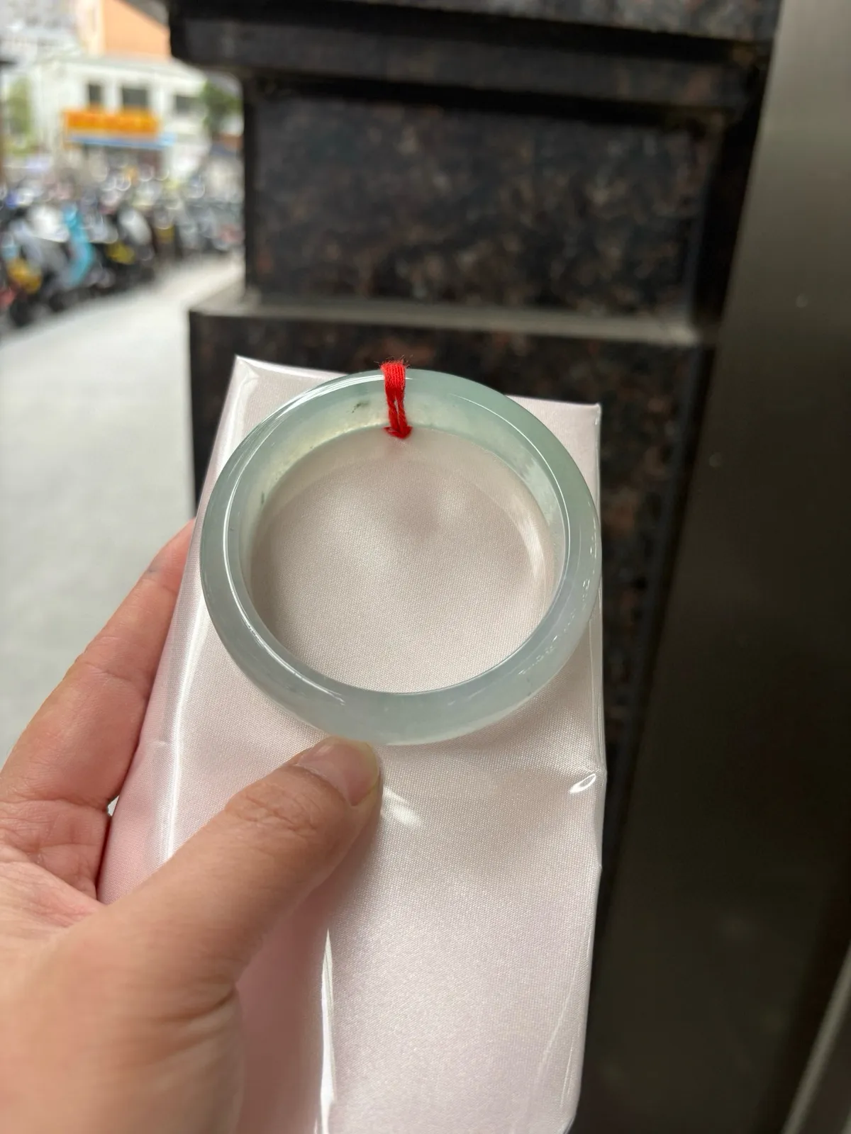 冰晴飘花正圈
完美，整体呈现出清润的晴底色泽，冰润莹泽的质地透着十足水头，上手水润通透又细腻起胶。种老肉细的特质让镯身质感尤为出众。