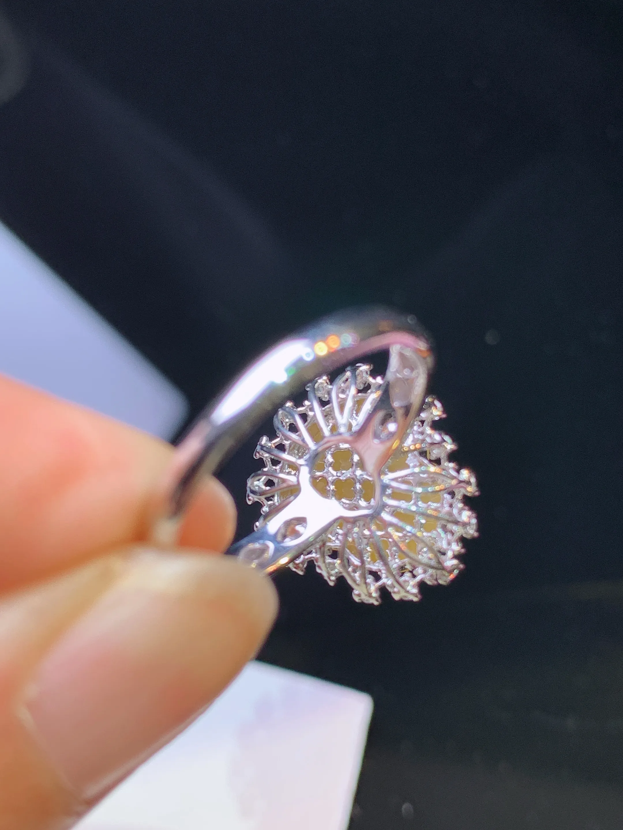 18k金钻镶嵌黄翡吊坠 玉质细腻 色泽清新艳丽 圈口14 整体尺寸15.5*14.2*8.6