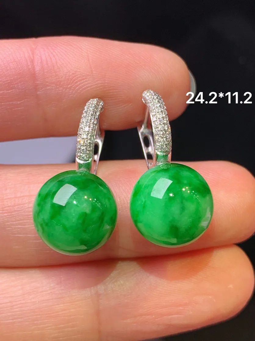 18k金钻镶嵌翠绿圆耳钉 玉质细腻 色泽清新艳丽 整体尺寸24.2*11.2