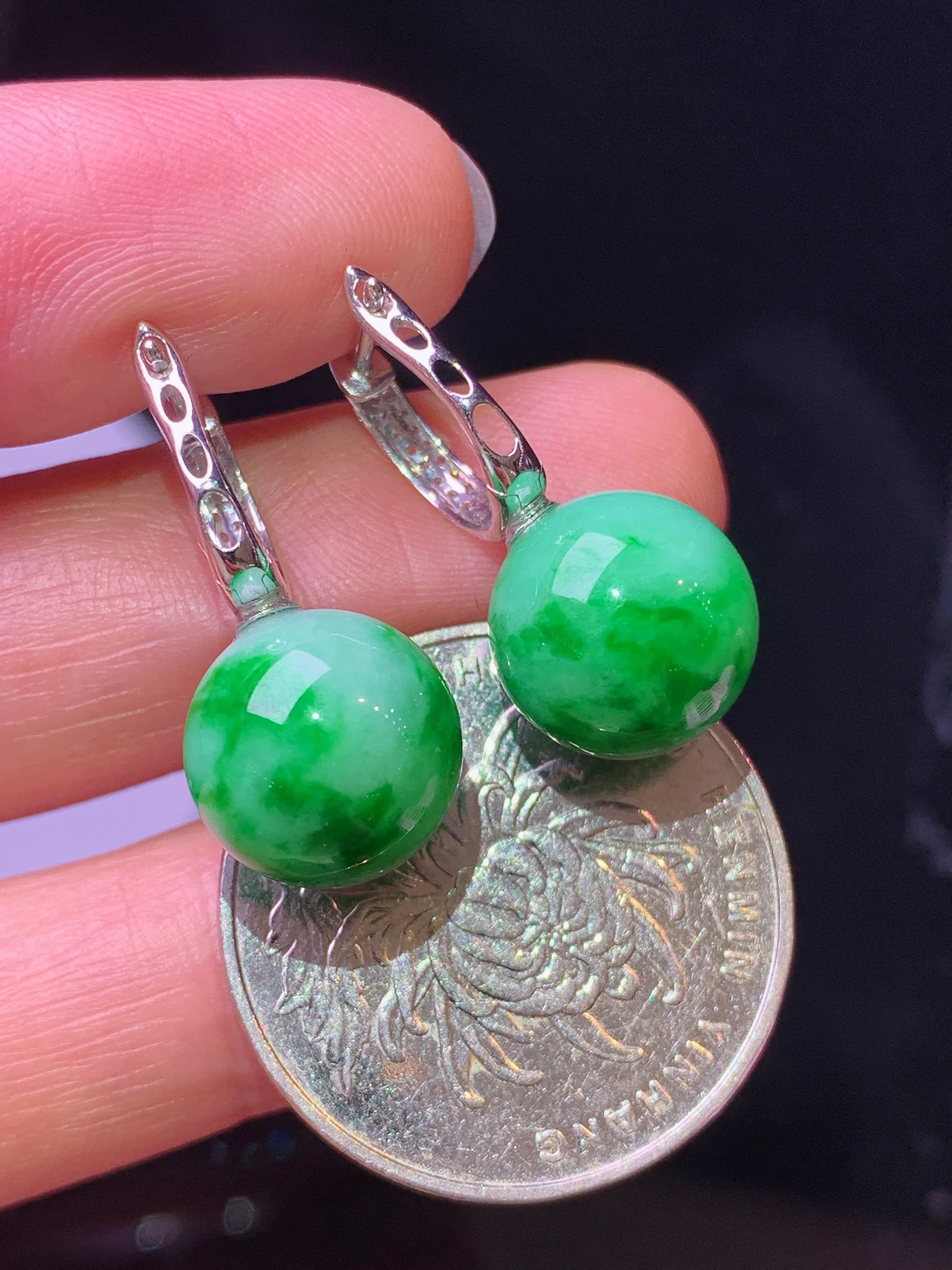 18k金钻镶嵌翠绿圆耳钉 玉质细腻 色泽清新艳丽 整体尺寸24.2*11.2