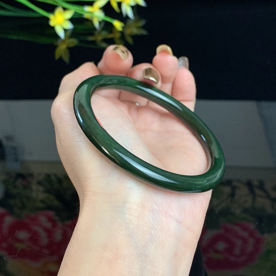 和田玉62圈口菠菜绿圆条碧玉手镯！玉质细腻油润 底色纯净 无纹裂 脂粉好，品质高