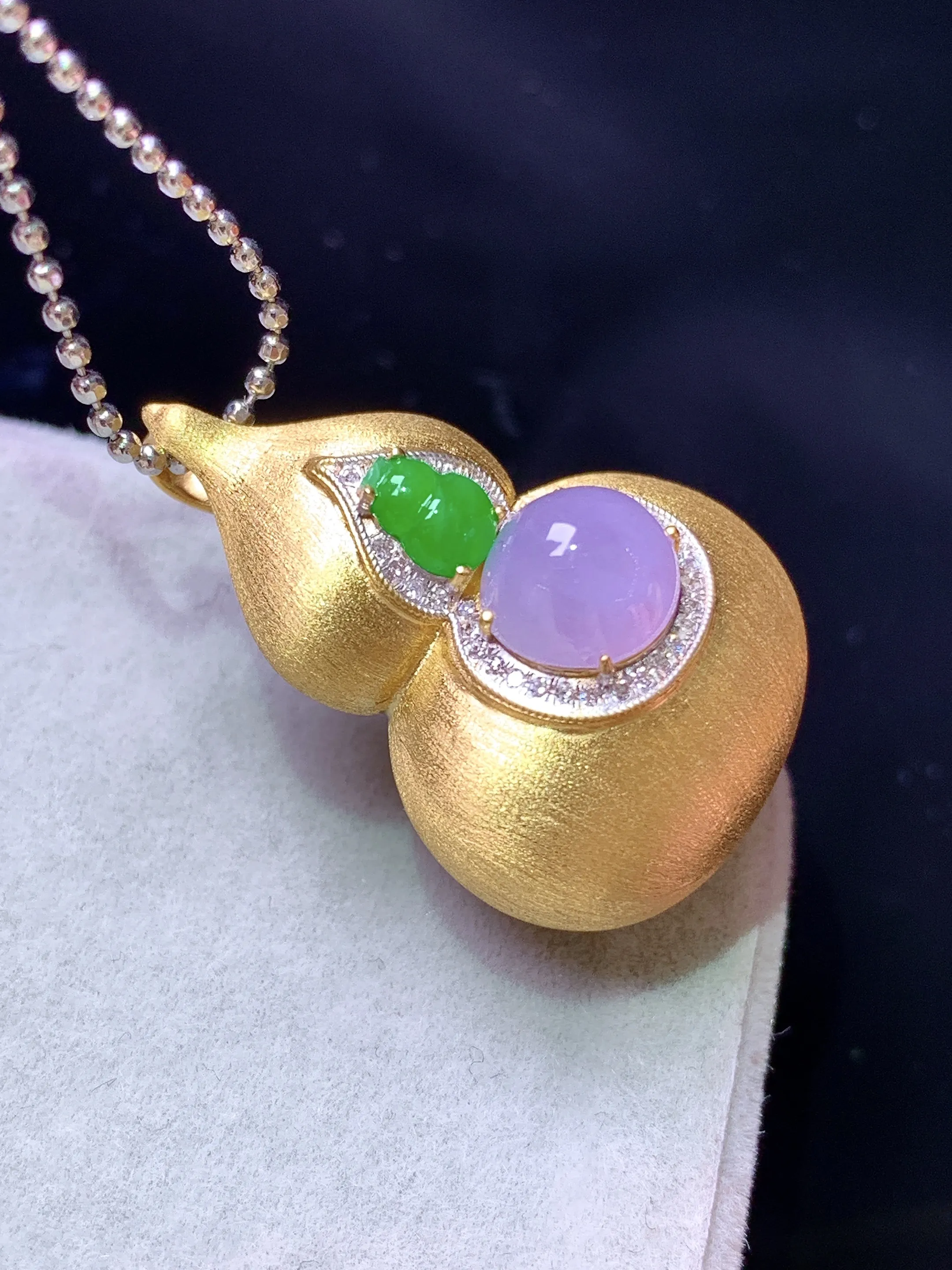 18k金钻镶嵌紫罗兰蛋面吊坠 玉质细腻 色泽清新艳丽 整体尺寸28*19*17