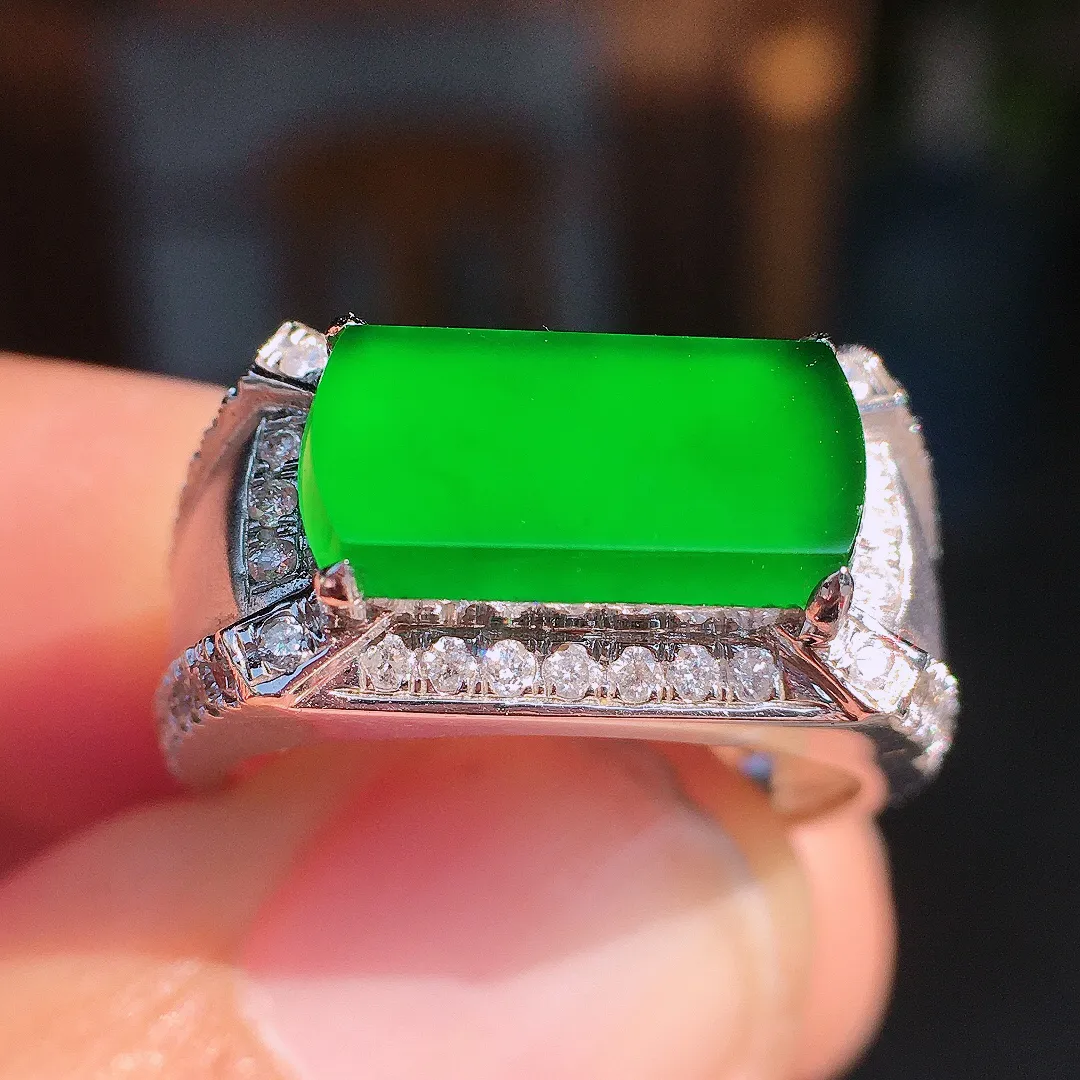 阳绿马鞍戒指，色泽均匀艳丽，玉质细腻，荧光感超
强，饱满圆润，尽显优雅气质，18k
金豪华镶嵌