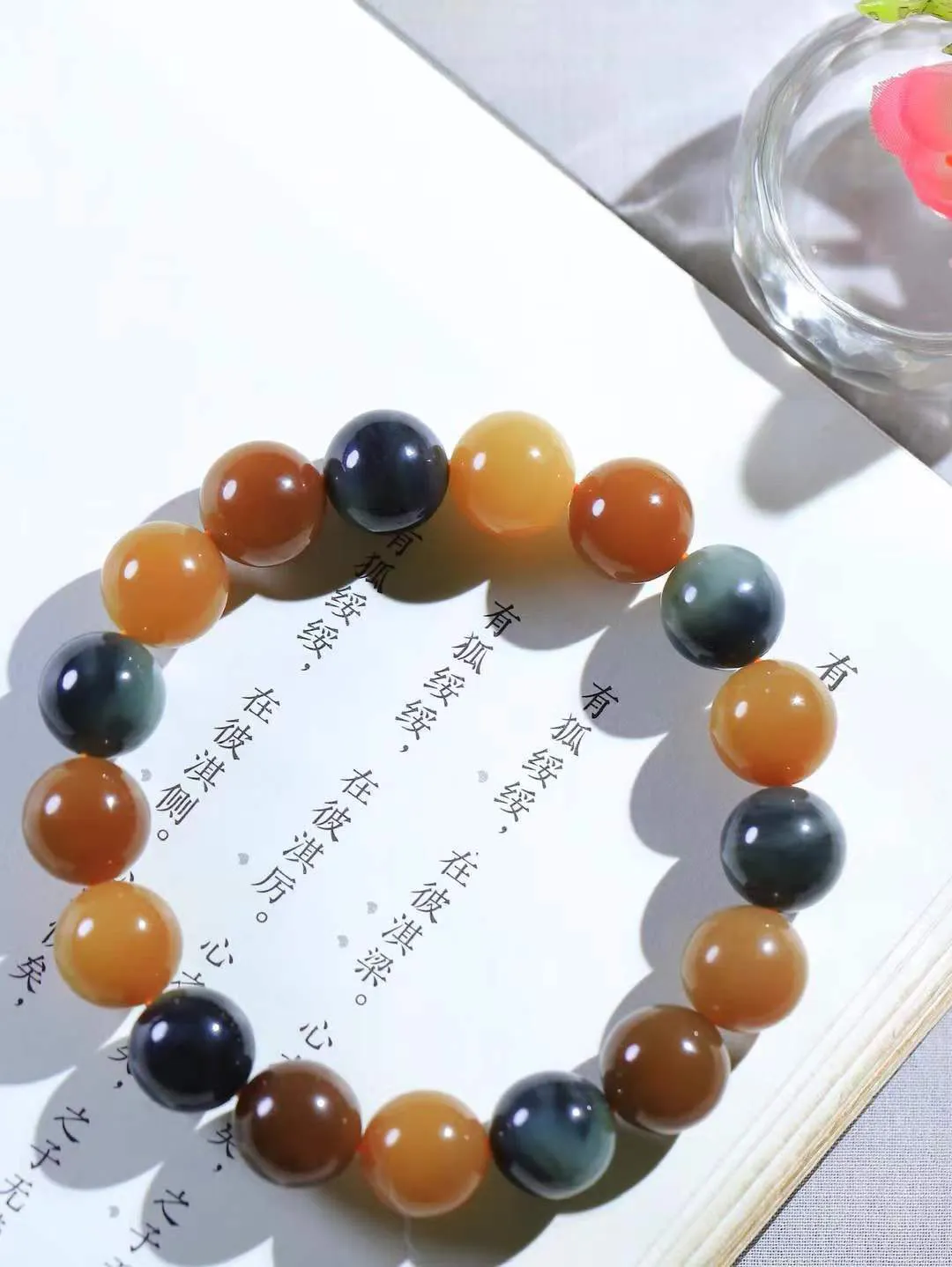 【珠圆玉润.手串】

精品️和田玉三色珠圆玉润手串 玉质温润细腻  整串打磨圆润，佩戴舒适。珠珠落玉盘，间关莺语花底滑，一生美好时光，无论身在何处，都有它相伴相守。事事顺遂，幸福美满，吉祥如意。重45.2克 尺寸取一12mm FDT-16172913