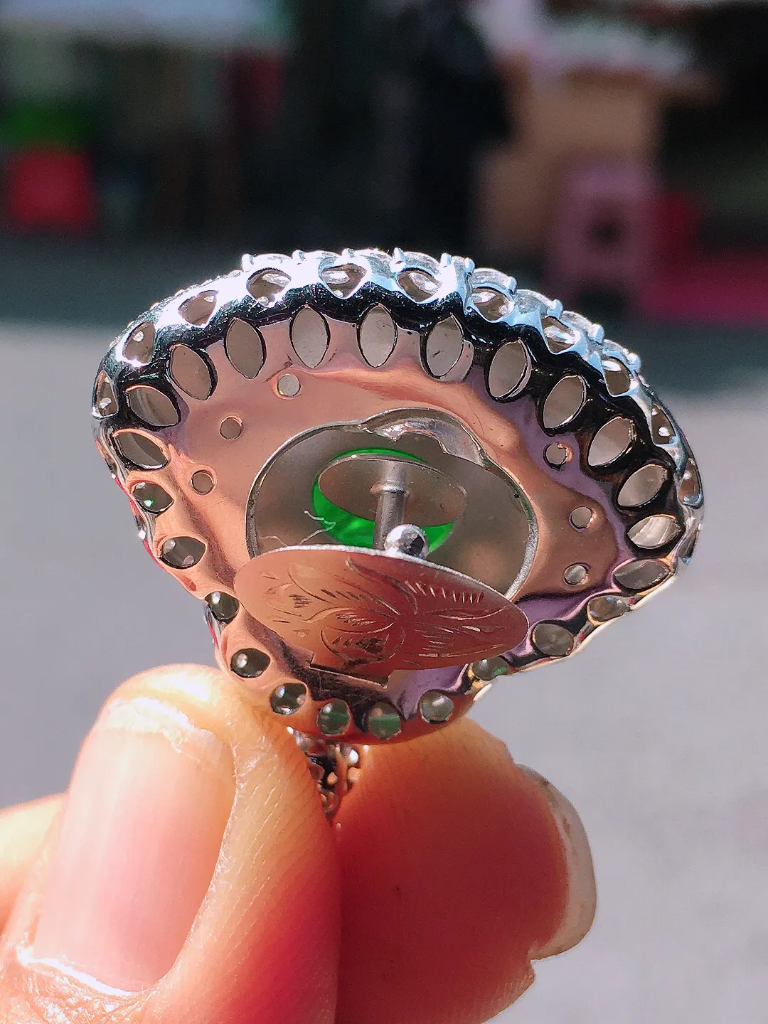 阳绿佛公吊坠，色泽均匀艳丽，玉质细腻，荧光感超
强，饱满圆润，尽显优雅气质，18k
金豪华镶嵌