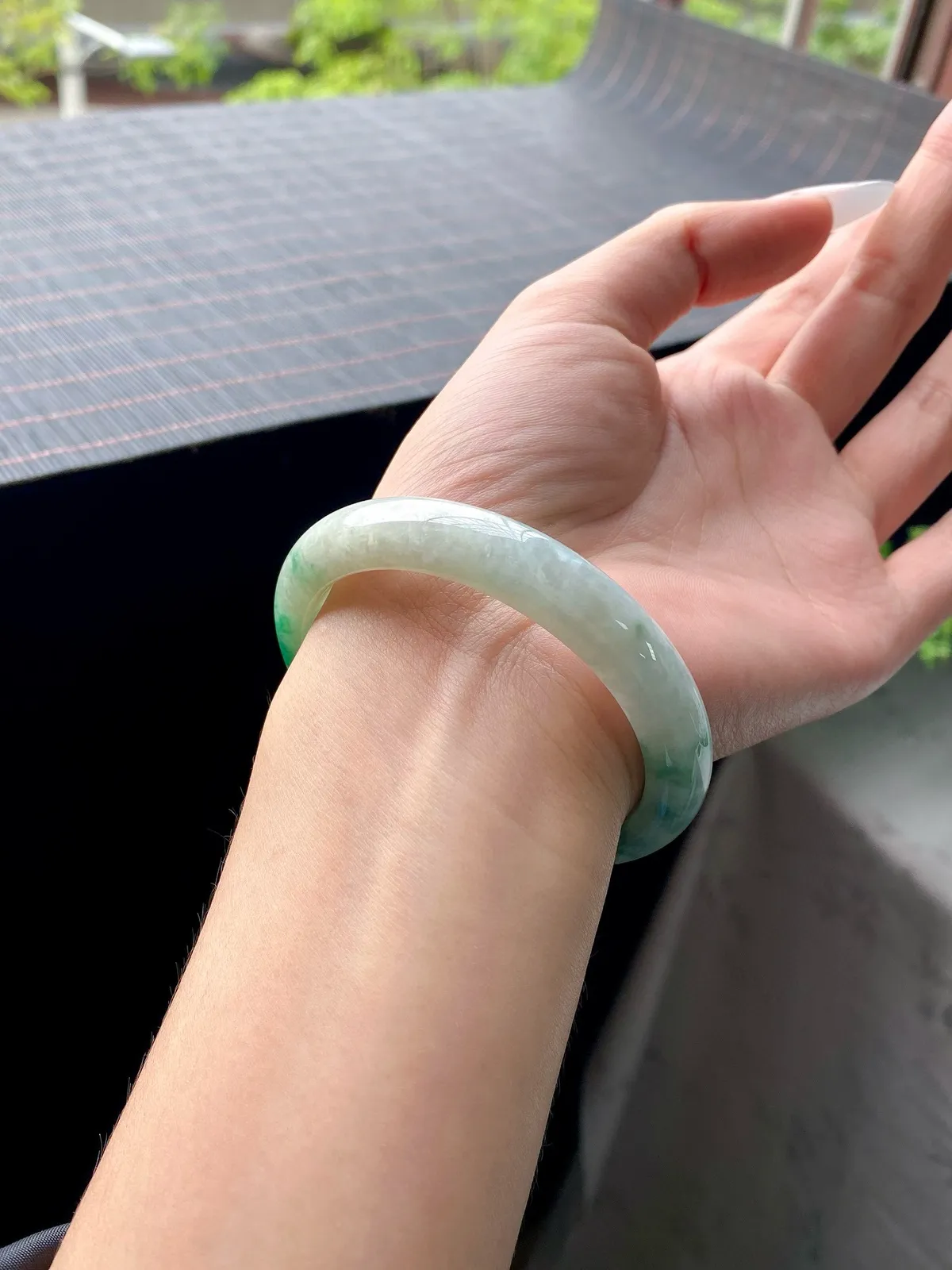 阳绿飘花白底青正圈（冰纹不扣）
尺寸 56.5-10.8-8