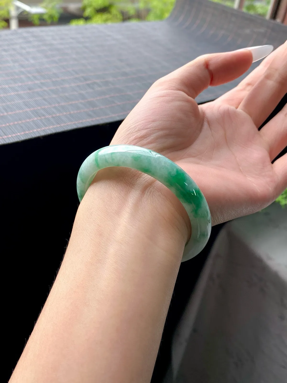 阳绿飘花白底青正圈（冰纹不扣）
尺寸 56.5-10.8-8