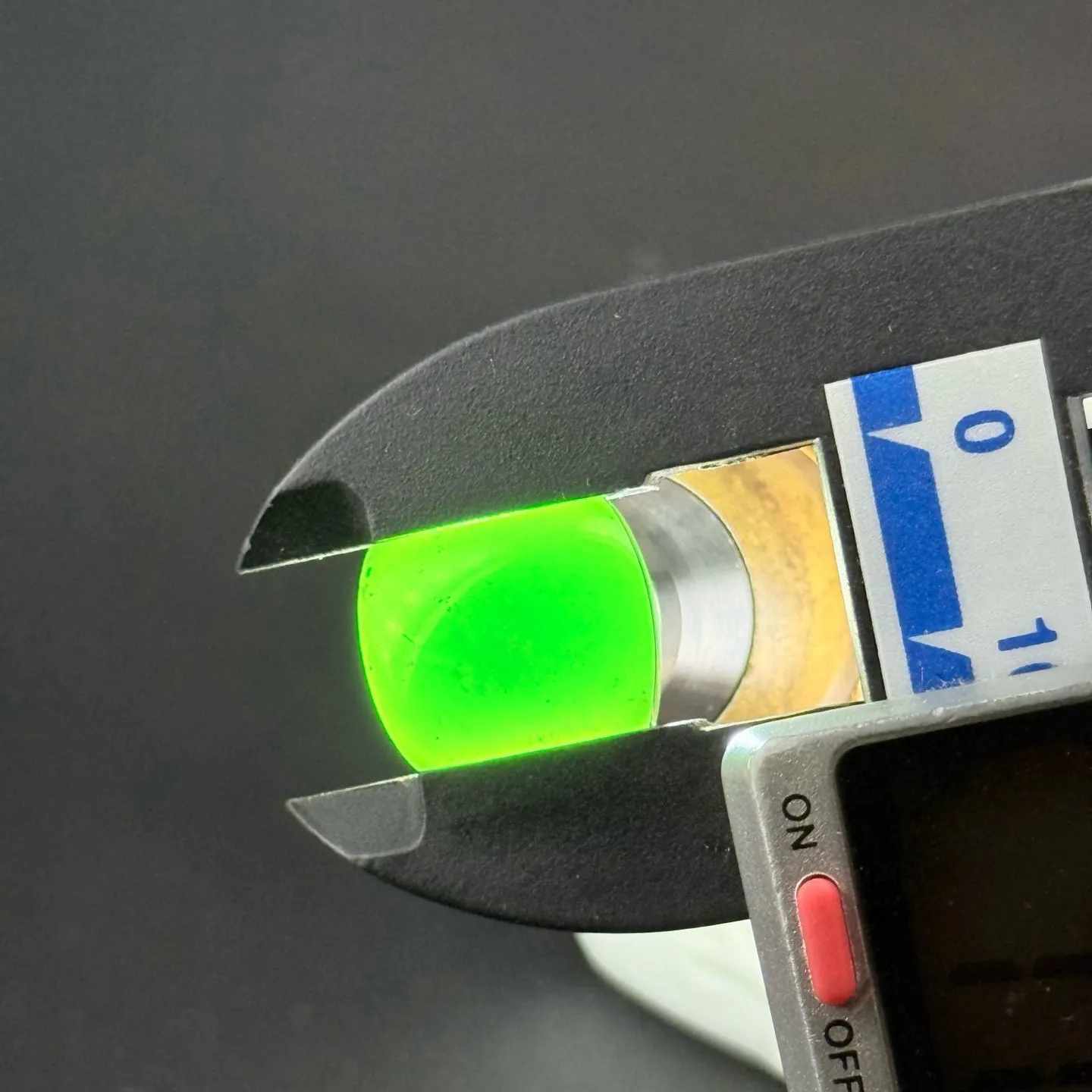 精品墨翠马鞍裸石 种好色正 黑度好 打灯通透 油性十足 尺寸14.8